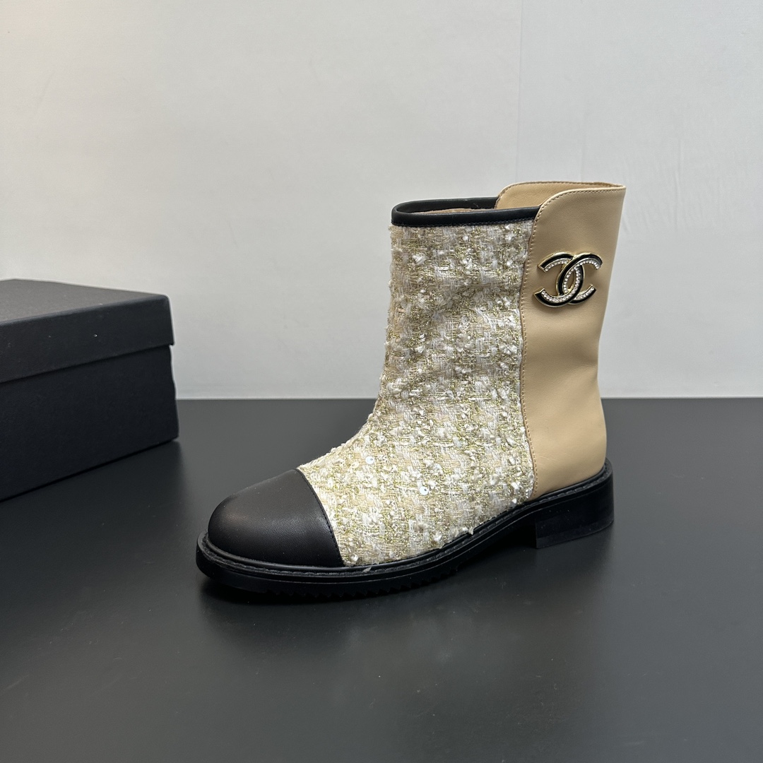 NO:496544,CHANEL Chanel 2025s autumn and winter series one-piece short boots mid-tube boots. The boots are made of Chanel's classic combination. Xiao Meimei likes it very much. This is a popular style created by Chanel this autumn and winter. It is easy to wear and super comfortable. It is a must-have for this autumn and winter. Upper is made of cowhide with fabric. Outsole rubber sole and outsole. Size: 35-40 (40.41 custom-made, no return or replacement), boots, chanel, chanel, boots, cowhide19860909CHANEL 香奈儿2025s秋冬系列一脚蹬短靴中筒靴 靴简沿用了香奈儿的经典搭配,小美美特别喜欢,这是香奈儿今年秋冬打造的爆款,容易上脚,超级舒服,今年秋冬必备款 鞋面材质牛皮配布面 大底橡胶底大底 码数:35-40(40.41定做不退不换）,靴子,chanel,chanel,boots,cowhide,Women's Shoes