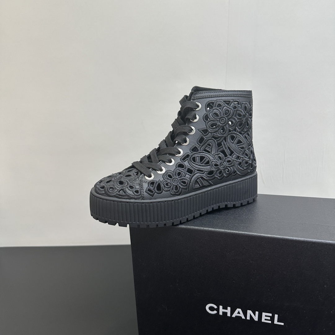 NO:496563,CHANEL Chanel 2025s autumn and winter series thin belt hollow electric embroidery short boots. The upper is classic carved and embroidered. The boot simplicity uses Chanel's classic matching. Xiao Meimei likes it very much. This is a popular style created by Chanel this autumn and winter. It is easy to wear and super comfortable. It is a must-have for this autumn and winter. Upper is made of cowhide, outsole rubber sole and outsole. Size: 35-40 (40.41 custom-made, no return or replacement), boots, chanel, chanel, boots, cowhide19860909CHANEL 香奈儿2025s秋冬系列细带镂空电绣短靴 鞋面经典雕花刺绣,靴简沿用了香奈儿的经典搭配,小美美特别喜欢,这是香奈儿今年秋冬打造的爆款,容易上脚,超级舒服,今年秋冬必备款 鞋面材质牛皮 大底橡胶底大底 码数:35-40(40.41定做不退不换）,靴子,chanel,chanel,boots,cowhide,Women's Shoes