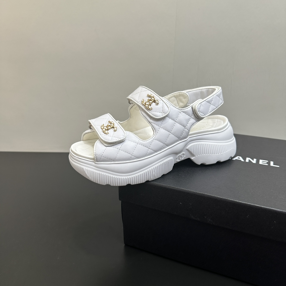 NO:496557,The latest three-in-one sole in 2025 spring and summer - the counter mainly promotes Velcro beach sandals new color series ★★★★★ Many celebrities are here to watch, a versatile series that domestic and foreign bloggers are popular, a must-have for spring and summer wardrobe matching, the first choice for sandals. Upper imported cowhide inner lining: imported sheepskin inner lining, large sole original molded sole Shoe size: 35-39 (40 and 41 custom made without return and exchange) Delivery luxury latest counter synchronous packaging, sandals, sandals, cowhide, sheepskin198609092025春夏最新三合一鞋底——专柜主推魔术贴沙滩凉鞋新色系列上新 ★★★★★ 众多明星网红上脚,国内外博主刷爆的一个百搭系列,春夏衣橱搭配必备 凉鞋首选. 鞋面进口牛皮 内里: 进口羊皮内里 大底原版开模鞋底 鞋码: 35-39（40、41定做不退换） 配送豪华最新专柜同步包装,凉鞋,sandals,cowhide,sheepskin,Women's Shoes