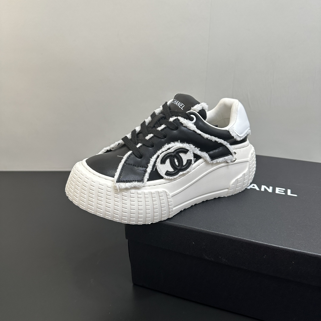NO:534702,Chanel Chanel Panda Shoes!  Top casual sneakers for the 2025 counter This classic design; the upper is crafted and electric embroidered with various craftsmanship; the sole is fashionable and sporty; it is an extraordinary and has incorporated a variety of color matching elements... The diversified mix and match is very beautiful and versatile, casual, fashionable, sports, and outdoors can be taken into account... Go material The upper is made of original imported silk cowhide + original tarp + original head cowhide The inner part is made of original sheepli + net Outsole based on original TPU combination sole The counter is made of high-quality packaging for women 35–41, casual shoes/sports shoes, chanel, chanel, sneakers, cowhide19860909Chanel香奈儿熊猫鞋！2025专柜顶级休闲款运动鞋 这款经典设计；鞋面多种工艺电绣的风格；大底却时尚运动；不平凡的拥入了多种配色元素…… 多元化混搭非常好看百搭,休闲,时尚,运动,户外都能兼顾…… Go 材料 鞋面采用 原版进口头层丝绸牛皮+原版防水布+原版头层牛皮 内里采用 原版羊里+网 大底根据 原版TPU组合大底 专柜精品包装全套女35–41,休闲鞋/运动鞋,chanel,chanel,sneakers,cowhide,Women's Shoes