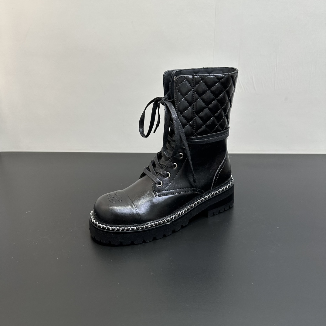 NO:534687,CHANEL Chanel Xiaoxiang classic double C diamond chain thick sole thick heel short boots tied with Martin boots. Fashionable people always lack a pair of special boots in their wardrobe. This pair of Martin boots is definitely your autumn and winter fashion savior!  The upper is classic diamond pattern. Each frame is exquisite and full. Touched with your hands, you can feel the high-end texture under the delicate leather. Whether it is matched with cool jeans or sweet and gentle skirts, it can be perfectly adapted and easy to grasp various styles. The fabric is made of original custom sheepskin. The inner foot pads are all sheepskin. The original open mold custom anti-slip sole size35-39 (customized by 40/41), boots, chanel, chanel, boots, skirts, jeans, sheepskin19860909CHANEL香奈儿小香经典双C菱格链条厚底 粗跟短靴系带马丁靴 时髦精们的衣柜里永远缺一双特别的靴子 这双马丁靴 绝对是你的秋冬时尚救星！ 鞋面是经典菱格纹 每一格都精致饱满 用手触摸 能感受到细腻皮革下的高级质感. 不管是搭配酷感十足的牛仔裤 还是甜美温柔的小裙子 它都能完美适配 轻松拿捏各种风格. 面料采用原版定制羊皮 内里垫脚均为羊皮 原版开模定制防滑大底 size35-39（40/41定制）,靴子,chanel,chanel,boots,skirts,jeans,sheepskin,Women's Shoes