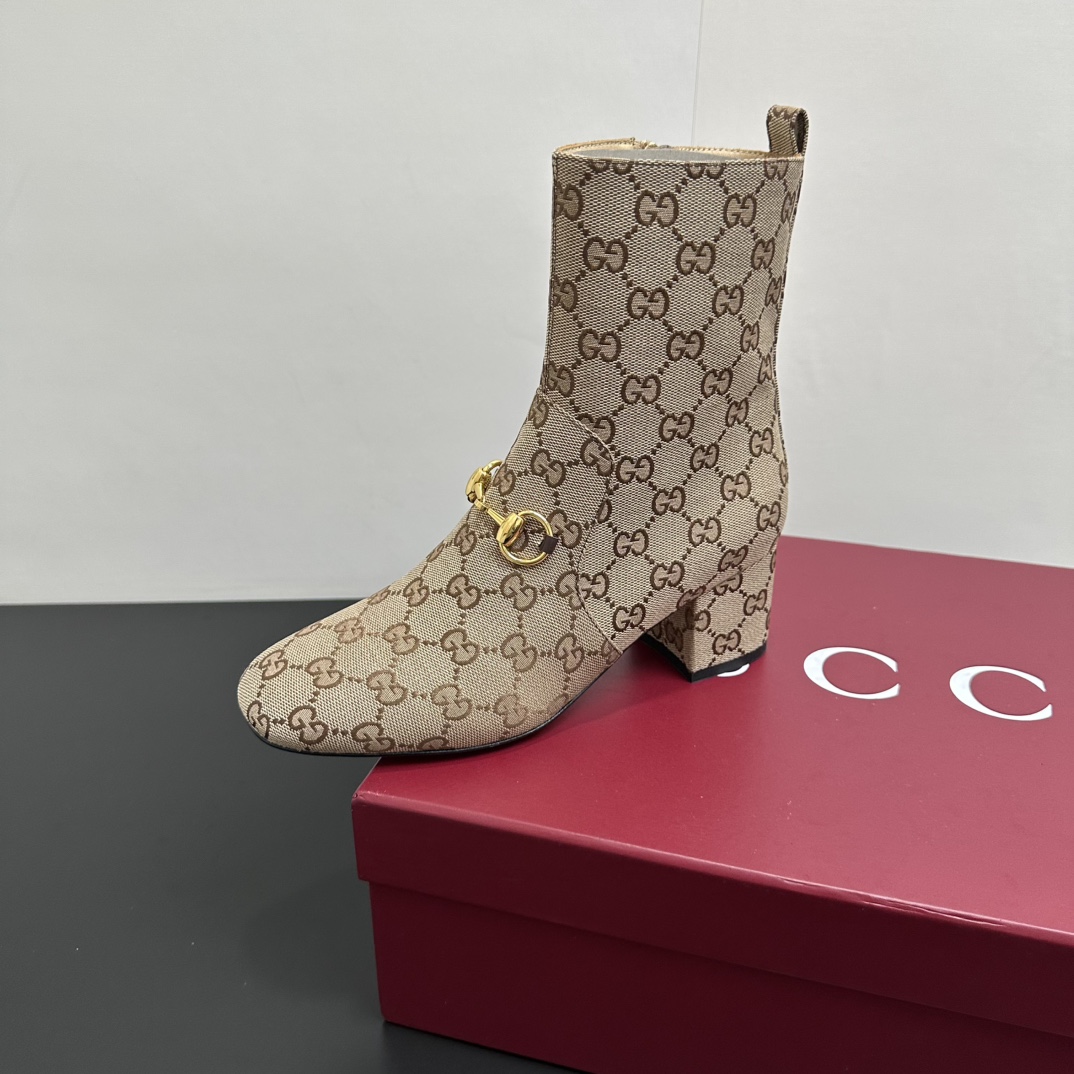 NO:534675,Gucci Gucci 2025G home autumn and winter new classic horse-bit thick-heeled boots. The main series is finally released, and the ruthless product is worth looking forward to!  Original classics create new designs and purchase level!  Full of high-end feeling!  It is a popular model for bloggers at home and abroad. It is retro and fashionable, with simple dressing and beautiful appearance!  The official website is mainly promoted, new colors continue to be updated, original calfskin / cloth upper lining: imported sheepskin lining, outsole, Italian leather outsole, heel height 5.5cm Shoe size: 35-39 (can be customized for 40.41.42), boots, gucci, gucci, gucci, boots, cowhide, sheepskin, Leather soles19860909Gucci 古驰古奇2025G家秋冬新品经典马衔扣粗跟短靴 主打系列终于面世,狠货值得期待！原有的经典 创造新设计 代购级别！高级感十足！国内外博主刷爆的一款,复古又时髦 穿搭简便 上脚美炸了！官网主推,新色持续更新 鞋面原版小牛皮/布面 内里: 进口羊皮里 大底意大利真皮大底 跟高5.5cm 鞋码: 35-39（40.41.42可定做）,靴子,gucci,gucci,gucci,boots,cowhide,sheepskin,Leather soles,Women's Shoes