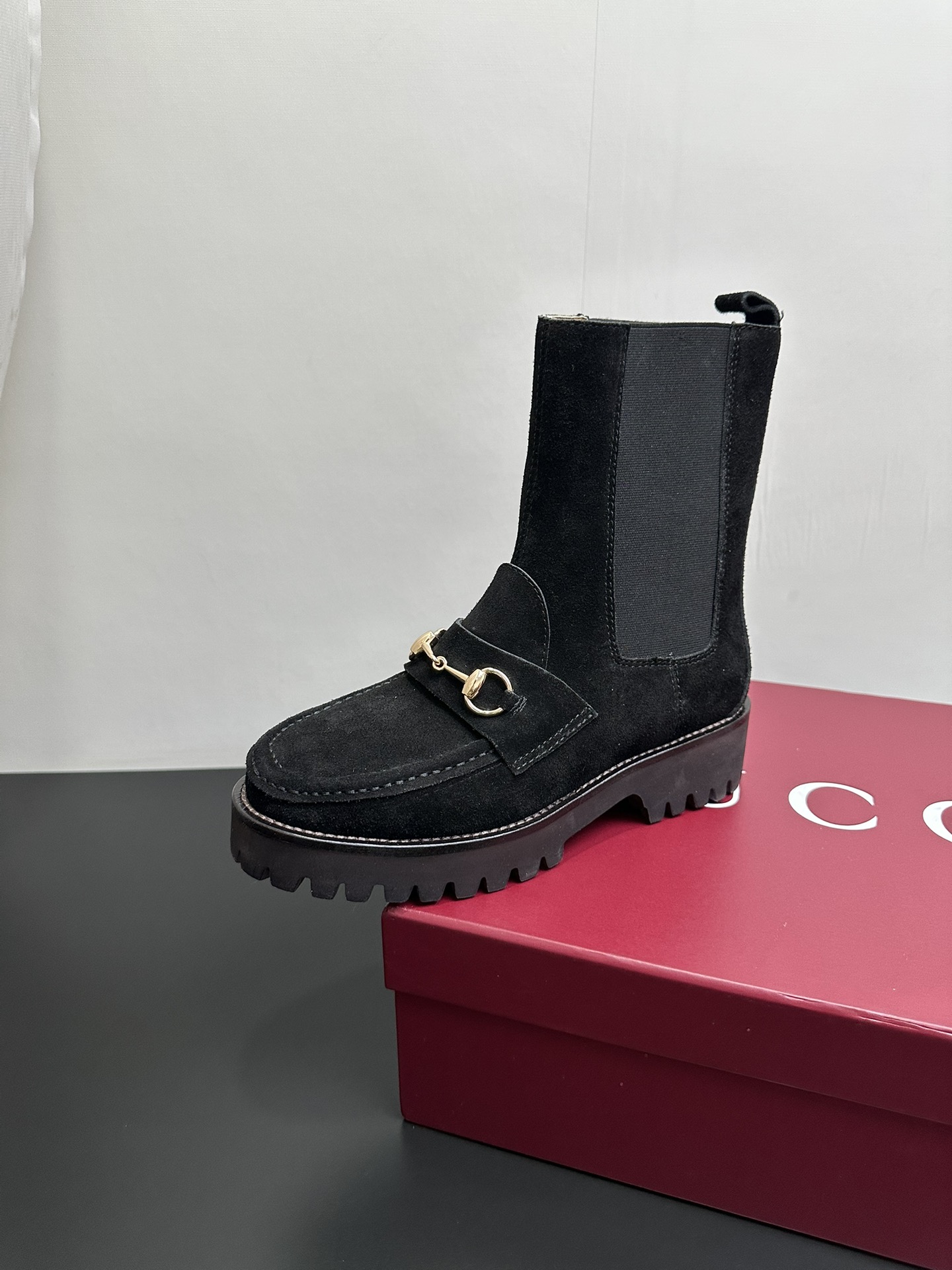 NO:534681,Gucci | Gucci 25 2025 G-home autumn and winter new product, catwalk style, classic horse-bit Chelsea short boots, the main series has finally been released, the ruthless product is worth looking forward to!  Original classics create new designs and purchase level!  Full of high-end feeling!  It is a popular model for bloggers at home and abroad. It is retro and fashionable, with simple dressing and beautiful appearance!  The official website is mainly promoted, new colors continue to be updated. The upper is original specific calfskin/beef lining: imported sheepskin lining, original mold-open custom anti-slip sole, heel height 4.5cm, shoe size: 35-39 (40.41. Custom made), boots, gucci, gucci, gucci, boots, cowhide, sheepskin19860909Gucci | 古驰古奇25 2025 G家秋冬新品 走秀款 经典马衔扣切尔西短靴 主打系列终于面世,狠货值得期待！原有的经典 创造新设计 代购级别！高级感十足！国内外博主刷爆的一款,复古又时髦 穿搭简便 上脚美炸了！官网主推,新色持续更新 鞋面原版特定小牛皮/牛猄 内里: 进口羊皮里 大底原版开模定制防滑大底 跟高4.5cm 鞋码: 35-39（40.41.可定做）,靴子,gucci,gucci,gucci,boots,cowhide,sheepskin,Women's Shoes