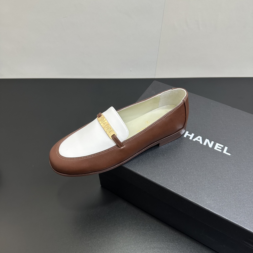 NO:558737,CHANEL Chanel Xiaoxiang 2025 official website Chanel early spring four-season metal buckle flat-soled splicing shoes, the new series of loafers are full of retro style and delicate shoe shape. It is very pleasing to look at. The small square toe box sets off the feet and becomes thinner. The upper foot gives people a retro feeling of the era. All-season shoes, European and American catwalk new styles, popular products. Sheepskin fabric, sheepskin lining, outsole, genuine leather outsole. Size 35-41 (40)  41 Customized (non-refundable), loafers, chanel, chanel, loafers, sheepskin, Leather soles19860909CHANEL香奈儿小香2025官网香奈儿早春四季金属扣平底拼接单鞋,系列新品乐福鞋满满的复古风 秀气的鞋型 看着就很讨喜,小方的鞋头 衬托脚也变得瘦瘦的,上脚给人就是一种年代的复古情怀四季鞋、欧美走秀新款,爆款产品 面料羊皮 内里羊皮 大底真皮大底. 码数35-41（40 41定做不退换）,乐福鞋,chanel,chanel,loafers,sheepskin,Leather soles,Women's Shoes