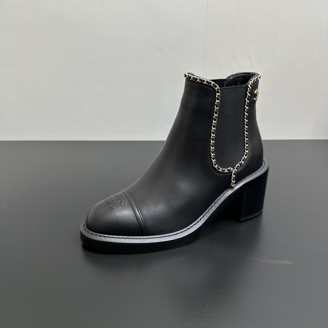 NO:558731,Chanel Chanel 25ss new autumn and winter high-heeled chain elastic short boots, last-shaped versatile slim feet yyds. Three-dimensional and full shape, comfortable on the feet, full of aura, elastic one-step, easy to wear, classic chain hardware, high-end and elegant, upper sheepskin, inner sheepskin Size: 35-39 (40.41 fixed), boots, chanel, chanel, boots, sheepskin19860909Chanel香奈儿25ss 新款秋冬高跟链条松紧短靴 ,楦型百搭瘦脚yyds.造型立体饱满,上脚舒适 气场十足,橡筋一脚蹬 易穿搭 经典链条五金 高级优雅 鞋面羊皮 内里羊皮 Size: 35-39（40.41定）,靴子,chanel,chanel,boots,sheepskin,Women's Shoes