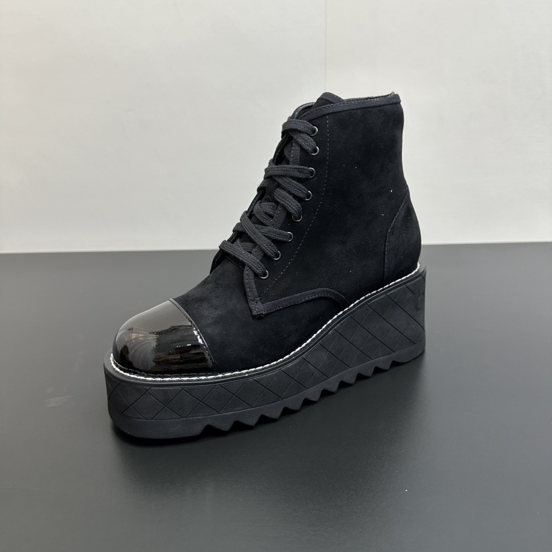 NO:558735,CHANEL Chanel Xiaoxiang 2025 Autumn and Winter Beautiful Wedge Thick-soled Platform Soled Short Boots A pair of boots suitable for every season. The 3D shaping process of the shoe shaft (only then can you feel the soul of the entire shoe shape). You can observe that the low-end version cannot do this at all. If you lose the shape, you will lose the sense of luxury. Fabric: Original lambskin Lining/foot pads: Original mixed sheepskin Heel height: 7cm Front 3.5cm  Size: 35-39 (40.41 customized, non-refundable), boots, chanel, chanel, boots, sheepskin19860909CHANEL 香奈儿小香2025秋冬绝美坡跟厚底松糕底短靴 一双适合每个季节的靴子 鞋筒3D定型工艺(才能感受出整个鞋型的灵魂所在) ,你们可以观察低端版本根本做不出这一点, 失去形体就失去了高级感 面料:原版小羊皮 内里/垫脚:原版混种羊皮 跟高:7cm 前面3.5cm Size:35-39(40.41定做不退换),靴子,chanel,chanel,boots,sheepskin,Women's Shoes