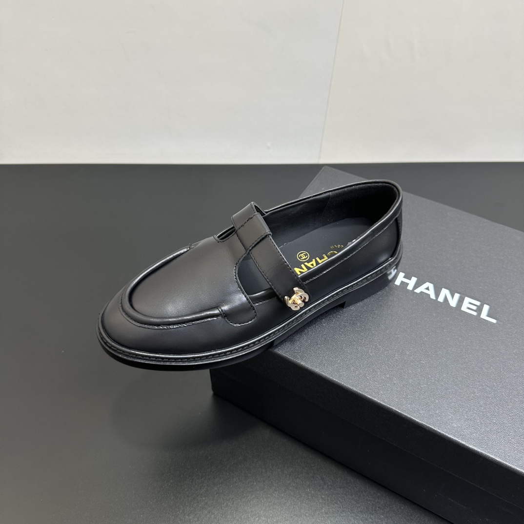 NO:630924,Early autumn new Chanel Chanel Xiaoxiang 25K double C diamond buckle Mary Jane shoes flat single shoes loafers. This Mary Jane is so cute that it makes a wealthy daughter instantly feel retro, sweet and age-reducing!  Mary Jane's unique noble texture allows you to practice various combinations of beauty. Beauty and comfort coexist. Who can not be tempted?  The high-end simple style will never go out of style if worn over and over again. It vividly interprets the charm of the exclusive fragrant grandmother and creates more possibilities!  Cowhide upper, sheepskin lining, Italian genuine leather outsole, size 35-39 (40.41 custom-made, non-refundable), loafers, chanel, chanel, loafers, mary jane, cowhide, sheepskin, Leather soles19860909早秋新款Chanel 香奈儿 小香25K 双C钻扣玛丽珍鞋平底单鞋乐福鞋 这款玛丽珍 可爱到爆炸富家千金即视感 复古甜美减龄拿捏了！玛丽珍独有的高贵质感 可尽情实践关于美的各种搭配,美貌与舒适并存 试问谁能不心动呢？高级简约款反复穿也不过时 生动诠释专属香奶奶的魅力 塑造更多可能性！ 鞋面牛皮 内里垫脚羊皮 鞋底意大利真皮大底 码数35-39（40.41定做不退换）,乐福鞋,chanel,chanel,loafers,mary jane,cowhide,sheepskin,Leather soles,Women's Shoes