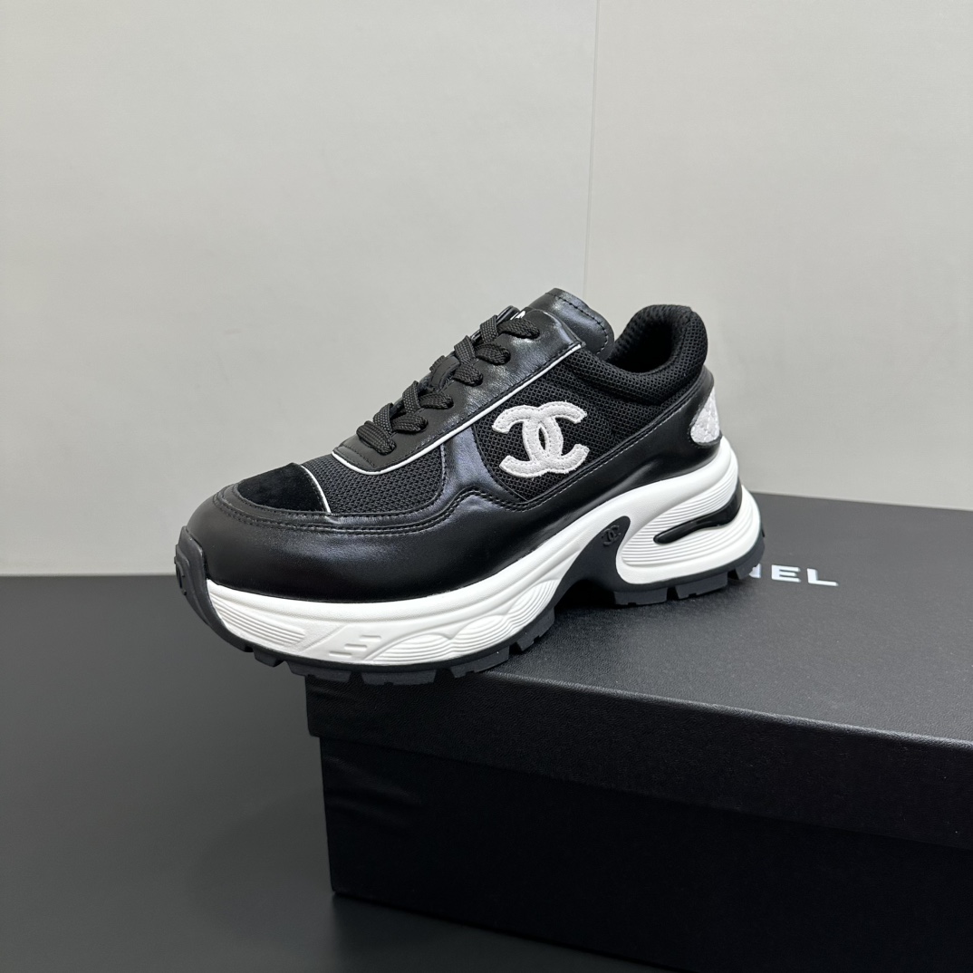 NO:558713,Chanel Chanel casual sneakers for dads, an upgraded version is here, with great value for money. The classic design never goes out of style, the upper incorporates a variety of electric embroidery techniques, the outsole is fashionable and dynamic, and it also incorporates rich color matching elements and diversified mix and match styles. Whether it is daily leisure, outdoor sports or outdoor travel, it can be perfectly adapted and looks good with any combination. The upper is made of original imported first-layer silk cowhide, paired with original waterproof cloth and original first-layer cowhide, and the texture is invincible.  The inner lining is made of original sheep lining combined with breathable mesh, which is comfortable and breathable. The outsole is made according to the original TPU combination outsole, which is wear-resistant and stable. Women's size 35-41, casual shoes/sports shoes, chanel, chanel, sneakers, cowhide19860909Chanel香奈儿老爹鞋休闲运动鞋,升级版来袭,性价比直接拉满 经典设计永不过时,鞋面融合多种工艺电绣,大底时尚又动感,还融入了丰富的配色元素 ,多元化的混搭风格,无论是日常休闲、户外运动还是户外出行,都能完美适配,怎么搭都好看. 鞋面采用原版进口头层丝绸牛皮,搭配原版防水布与原版头层牛皮,质感无敌. 内里原版羊里结合透气网面,舒适又透气. 大底依照原版TPU组合大底打造,耐磨又稳定. 女码35–41,休闲鞋/运动鞋,chanel,chanel,sneakers,cowhide,Women's Shoes