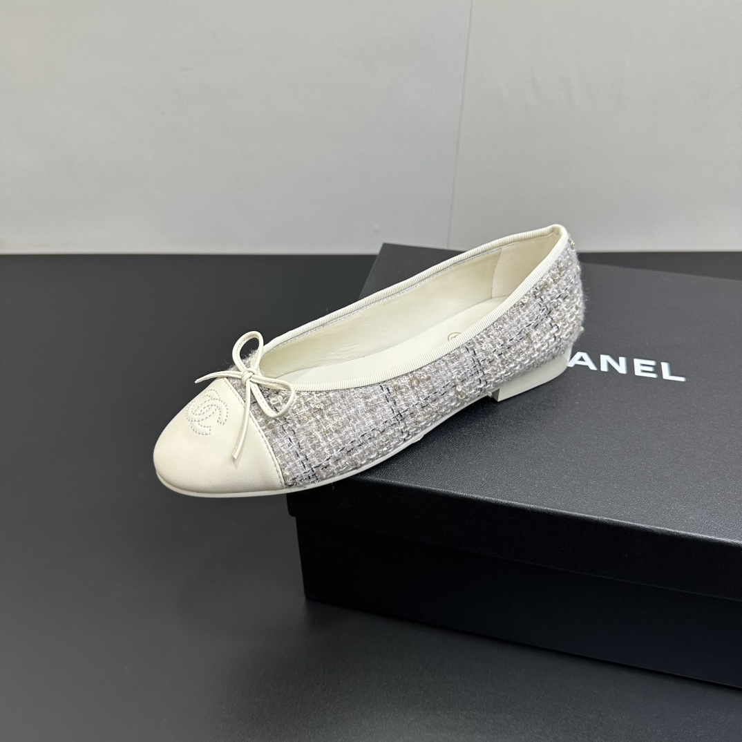 NO:558728,Chanel Chanel top-quality ballet shoes, flat shoes, fashionable items, timeless classics, maintaining elegance. Exquisite style, celebrities and Internet celebrities can be seen everywhere on the feet. Luxury, original copy of the popular style that will never fade away, upper; imported mixed sheepskin, lining sheepskin, code number 35-39 (34 40 41 42 43 custom-made, non-returnable), single shoes, chanel, chanel, sheepskin19860909chanel小香香奈儿顶级货芭蕾舞鞋 平底单鞋 时尚单品 永恒的经典保持高雅.精美的风格 明星 网红上脚随处可见 奢华 永不褪去的流行原版复制,鞋面；进口混种羊皮 内里羊皮,码数35-39（34 40 41 42 43定做不退换）,单鞋,chanel,chanel,sheepskin,Women's Shoes