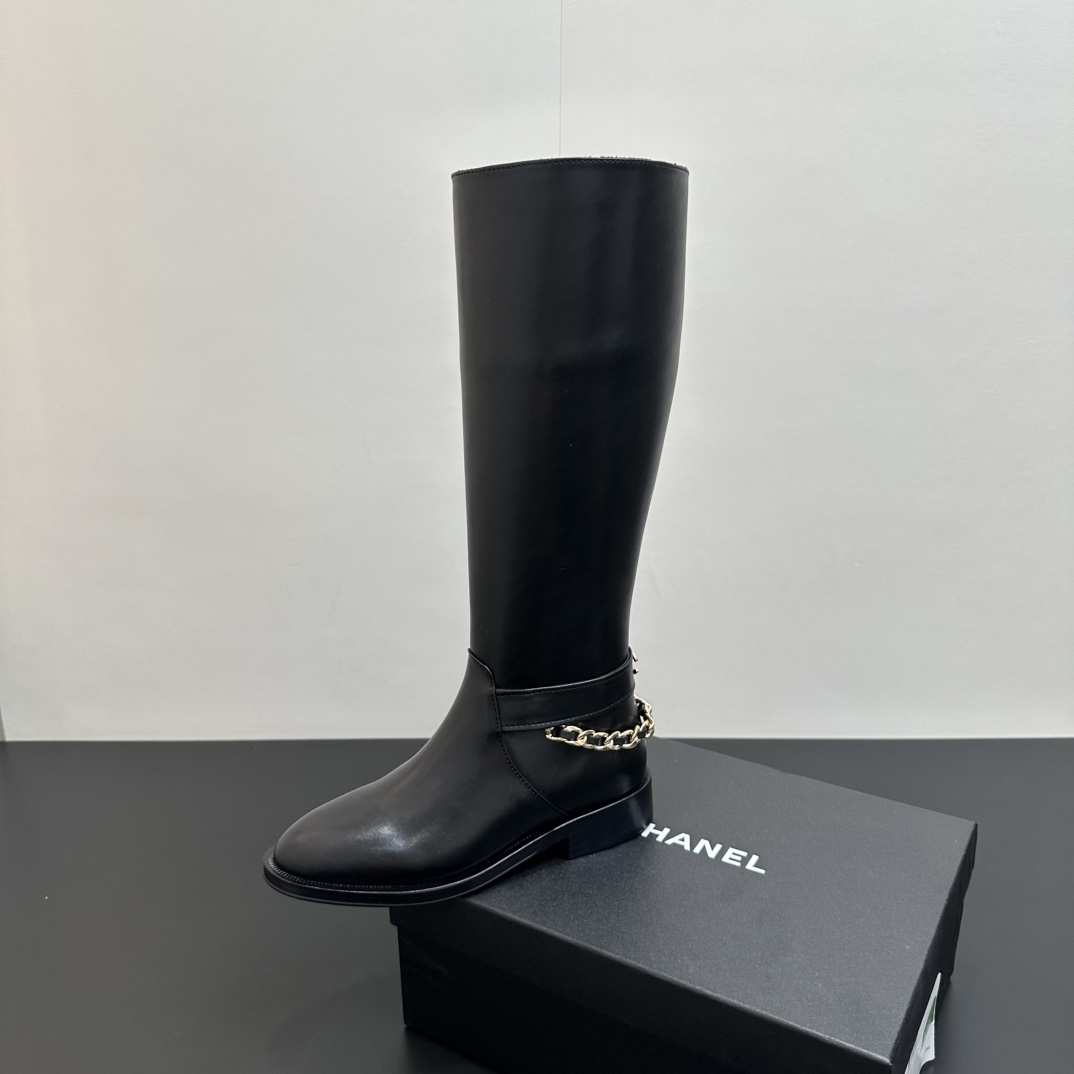 NO:558730,25Ss new autumn and winter Chanel double C side zipper knight boots Xiaoxiang chain boots high boots This winter, high-end and fashionable coexist, anyone can easily control the choice, simple and elegant!  The minimalist and cool texture has a silent elegance. A versatile little expert!  Going out on the street can lengthen the overall visual effect and easily show your long legs with the aura of a queen!  Calfskin upper, cowhide lining, Italian genuine leather sole, heel height 3cm, size 35-39 (40, 41 customized, non-returnable), boots, chanel, boots, cowhide1986090925Ss秋冬新款Chanel双C侧拉链骑士靴小香链条长靴高靴 这个冬季高级与时髦并存 任何人都可以很好驾驭的选择 简约又大气！极简带酷的质感 有一种无声的优雅气息.百搭小能手！上街拉长整体视觉效果 轻松展现大长腿拥有女王气场！ 鞋面小牛皮 内里牛皮内里 鞋底意大利真皮鞋底 跟高3cm 码数35-39（40,41定制不退换）,靴子,chanel,boots,cowhide,Women's Shoes