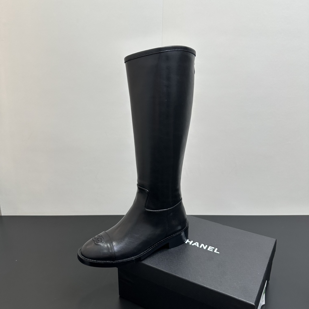 NO:558733,25Ss new autumn and winter Chanel double C knight boots Xiaoxiang back zipper long boots high boots This winter, high-end and fashionable coexist, anyone can easily control the choice, simple and elegant!  The minimalist and cool texture has a silent elegance. A versatile little expert!  Going out on the street can lengthen the overall visual effect and easily show your long legs with the aura of a queen!  Calfskin upper, cowhide lining, Italian genuine leather sole, heel height 3cm, size 35-39 (40, 41 customized, non-returnable), boots, chanel, boots, cowhide1986090925Ss秋冬新款Chanel双C骑士靴小香后拉链长靴高靴 这个冬季高级与时髦并存 任何人都可以很好驾驭的选择 简约又大气！极简带酷的质感 有一种无声的优雅气息.百搭小能手！上街拉长整体视觉效果 轻松展现大长腿拥有女王气场！ 鞋面小牛皮 内里牛皮内里 鞋底意大利真皮鞋底 跟高3cm 码数35-39（40,41定制不退换）,靴子,chanel,boots,cowhide,Women's Shoes