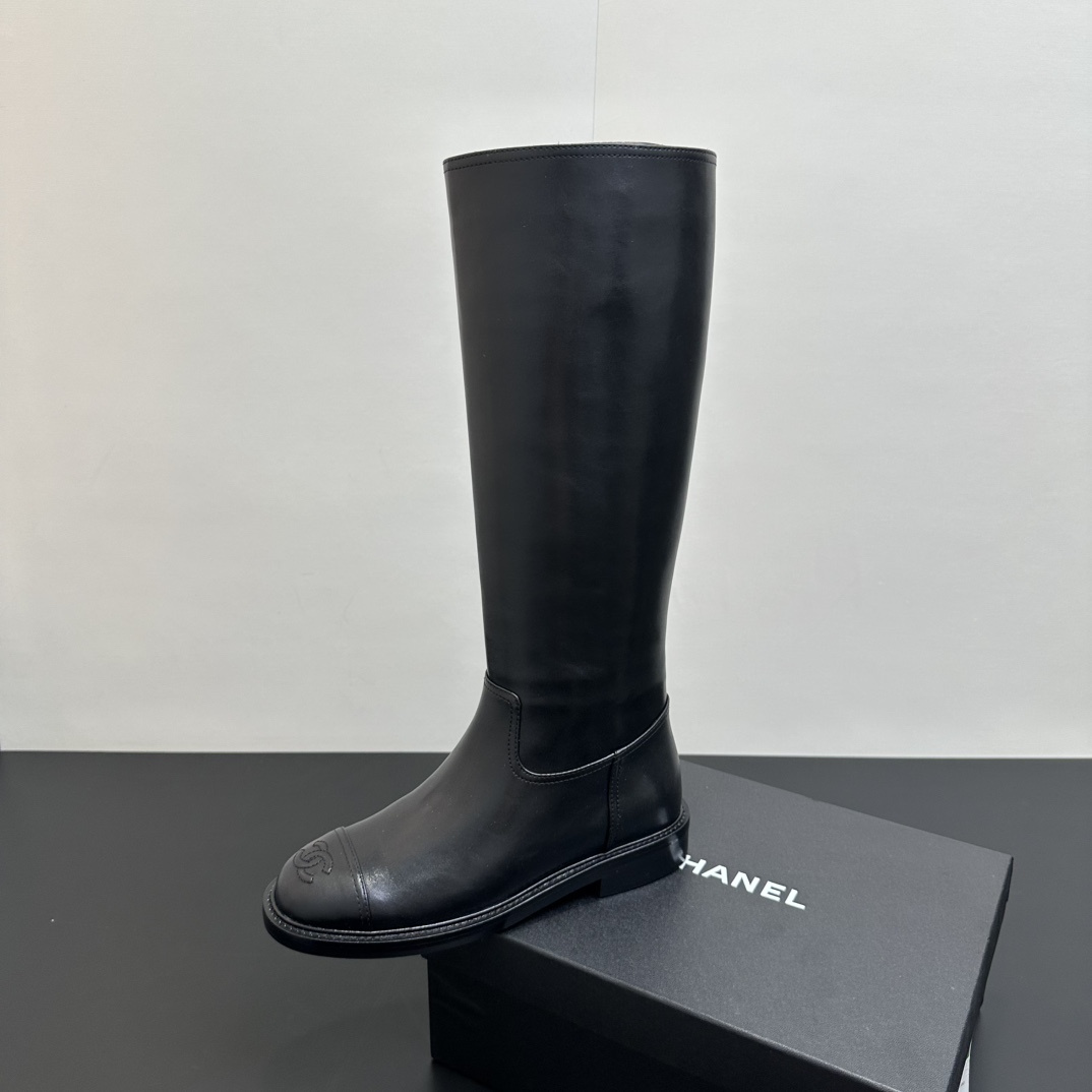 NO:558707,25Ss new autumn and winter Chanel double C knight boots Xiaoxiang one-leg boots and high boots This winter, high-end and fashionable coexist, a choice that anyone can easily control, simple and elegant!  The minimalist and cool texture has a silent elegance. A versatile little expert!  Going out on the street can lengthen the overall visual effect and easily show your long legs with the aura of a queen!  Calfskin upper, cowhide lining, Italian genuine leather sole, heel height 3cm, size 35-39 (40, 41 customized, non-returnable), boots, chanel, boots, cowhide1986090925Ss秋冬新款Chanel双C骑士靴小香一脚蹬长靴高靴 这个冬季高级与时髦并存 任何人都可以很好驾驭的选择 简约又大气！极简带酷的质感 有一种无声的优雅气息.百搭小能手！上街拉长整体视觉效果 轻松展现大长腿拥有女王气场！ 鞋面小牛皮 内里牛皮内里 鞋底意大利真皮鞋底 跟高3cm 码数35-39（40,41定制不退换）,靴子,chanel,boots,cowhide,Women's Shoes