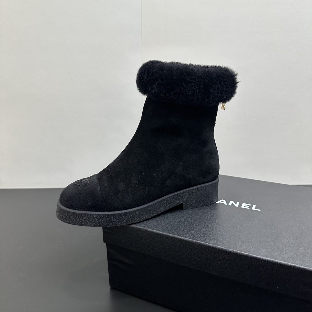 NO:614634,25Ss new Chanel small fragrant wool hoop splicing back zipper short boots snow boots. These are simply a 'small heater' for walking in winter. I heard that this year is a cold winter, so you must prepare the cold-proof weapon~ The upper is cow suede, and the lining is Australian wool. The code number is 35-39 (40 41, custom-made, non-returnable), snow boots, chanel, chanel, boots1986090925Ss新款Chanel 香奈儿小香羊毛圈口拼接后拉链短靴雪地靴 这款简直就是冬日行走的“小暖炉” 听说今年是冷冬 御寒神器一定要备好呀～ 鞋面牛反绒 内里澳洲羊毛 码数35-39（40 41 订做不退换）,雪地靴,chanel,chanel,boots,Women's Shoes