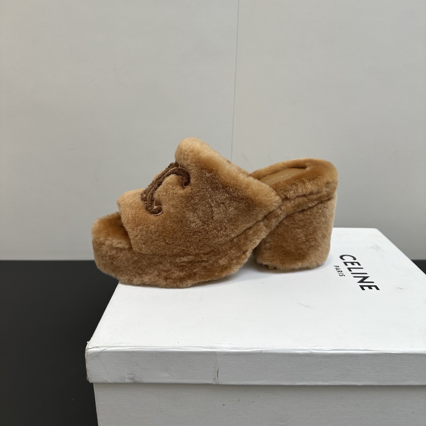 NO:592934,Celine/Céline 2025ss New Home Warm Arc de Triomphe High Heel Thick Heel Square Heel Platform Furry Slippers This season Celine made me fall in love with it again!  There are so many beautiful shoes this season. I really can’t get enough of this fur slipper. It’s so cute~ The upper is made of the same original wool material. The upper and foot pad logo are made of mixed wool. The outsole is made of the same TPU material as the original version, which is wear-resistant and non-slip!  !  Size 35-40 (custom order of 40 is non-refundable), semi-high heels, celine, celine, high heels, slippers19860909Celine/塞琳 2025ss新款居家保暖凯旋门高跟粗跟方跟防水台毛毛拖鞋 这一季的赛琳又让我重新爱了它一次！这季节美鞋太多这款毛拖真的是让我无法自拔真太可爱了～ 鞋面采用原版一致羊毛材料 鞋面和垫脚logo采用混种羊毛 大底我们选用的是与原版一样的TPU材质底片耐磨防滑！！ 码数35-40（40定做不退换）,半拖高跟鞋,celine,celine,high heels,slippers,Women's Shoes