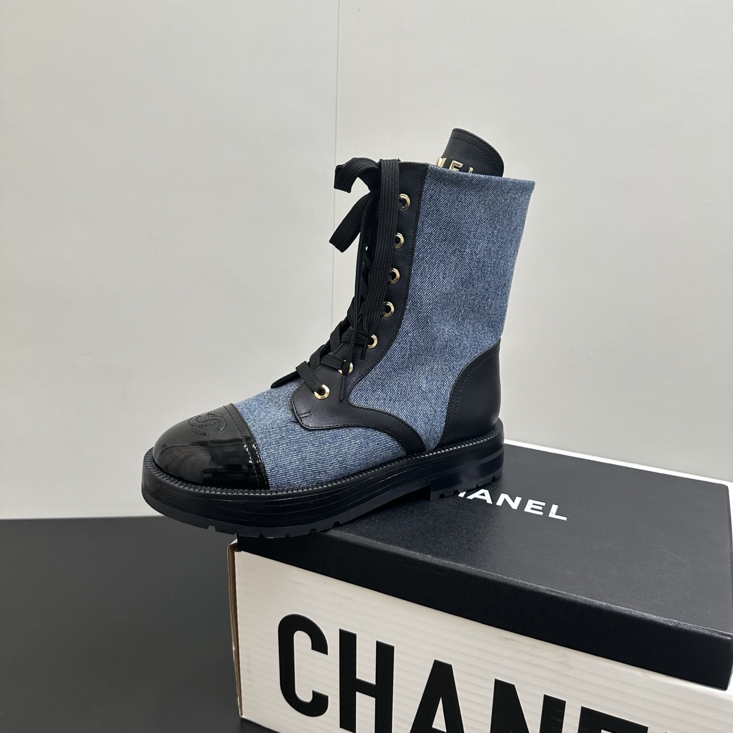 NO:592937,Chanel Chanel little fragrance 2025 autumn and winter new thick-soled motorcycle boots short boots are a must-have for girls, lace-up contrasting Martin boots, 3D embroidered logo on the toe tongue/heel, original customized letter buckle! Original molded outsole!  A pair of thick-soled boots that are super easy to wear!  Upper calfskin/denim, lining dyed sheepskin, outsole original molded sole/multi-layer combination, sole thickness 4.5cm, forefoot 2.5cm, size 35-41 [40.41 customized], boots, chanel, chanel, boots, cowhide, sheepskin19860909Chanel香奈儿小香风2025秋冬新品厚底机车靴短靴香女孩必入款,系带撞色马丁靴,鞋头3D刺绣logo鞋舌/后跟 原版定制字母扣! 原版开模大底！超级好穿的一双厚底靴！ 鞋面小牛皮/牛仔 内里透染羊皮 大底原版开模底/多层组合 底厚4.5cm 前掌2.5cm 码数35-41〔40.41定制〕,靴子,chanel,chanel,boots,cowhide,sheepskin,Women's Shoes