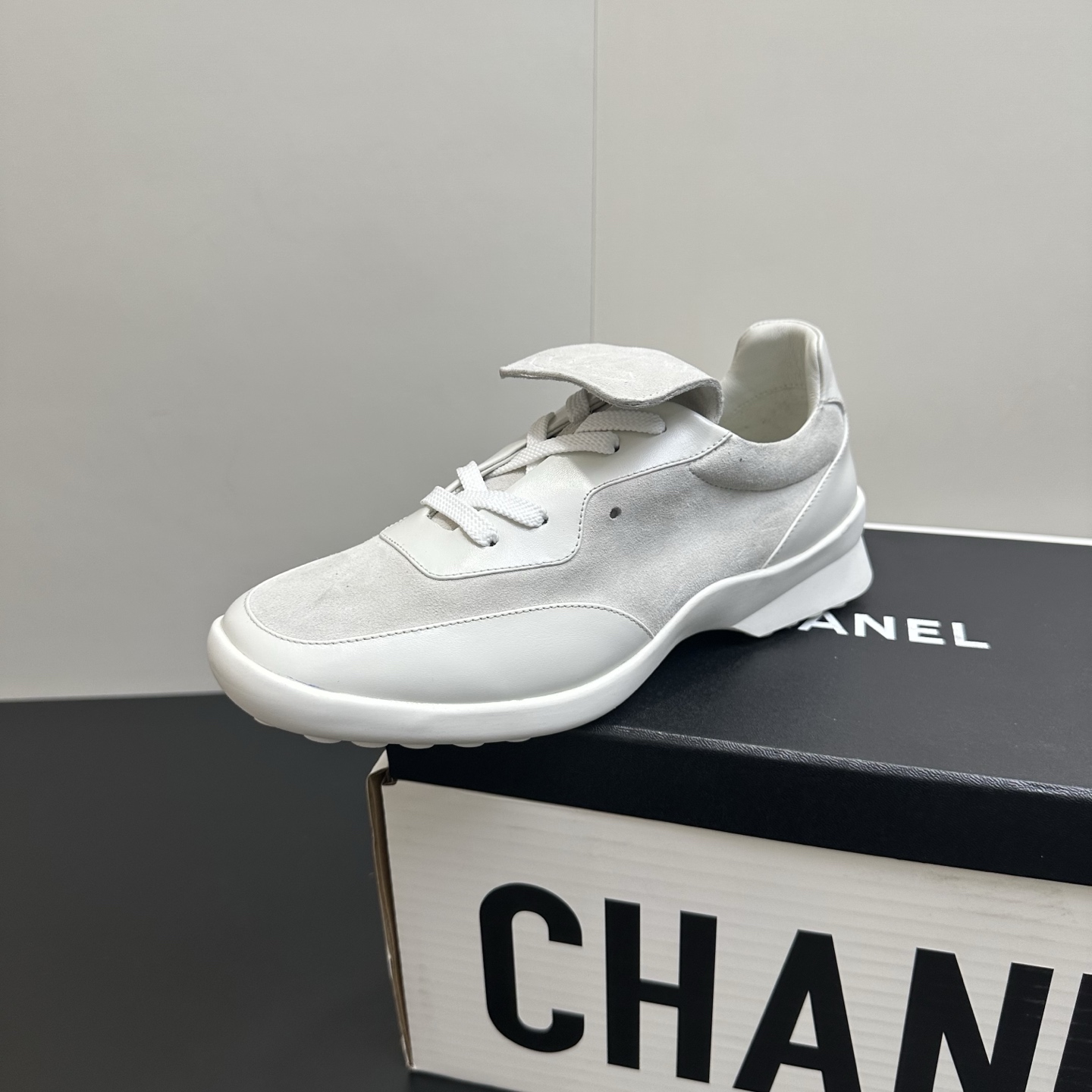 NO:592940,Chanel Chanel 25ss spring and summer new counter cover casual sports shoes. This classic design has a variety of electric embroidery styles on the upper; the outsole is fashionable and sporty; it incorporates a variety of color matching elements, and is very versatile and versatile, suitable for leisure, fashion, sports, and outdoor use. The upper is made of original imported high-mercerized frosted sheepskin cowhide. The lining is made of sheepskin and original TPU outsole.  Size35-40 (40 is custom-made and cannot be returned or exchanged), casual shoes/sports shoes, chanel, chanel, sneakers, cowhide, sheepskin19860909Chanel香奈儿 25ss 春夏新款专柜盖子休闲款运动鞋 这款经典设计 鞋面多种工艺电绣的风格；大底却时尚运动；不平凡的拥入了多种配色元素多元化混搭非常好看百搭,休闲,时尚,运动,户外都能兼顾 鞋面采用 原版进口高丝光磨砂羊皮牛皮 内里采用 羊皮 原版TPU大底  Size35-40（40订做不退换）,休闲鞋/运动鞋,chanel,chanel,sneakers,cowhide,sheepskin,Women's Shoes