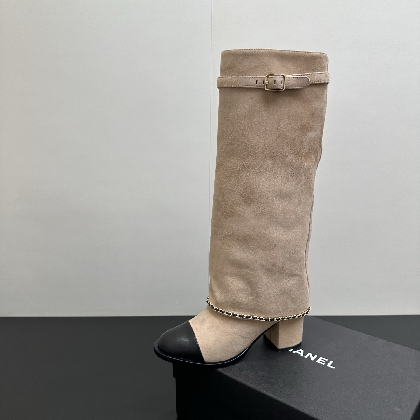 NO:592943,The top version of CHANEL Chanel Xiaoxiang 2025 new trouser boots, elephant leg boots, jumpsuits, spliced belt buckle chain boots, two words show height, the upper feet are huge and the legs are thin, especially suitable for matching with various short skirts, bringing the spiciness of hot girls to the extreme. Hot girls must-have original 1:1 custom-made, the fabric is imported from Yangjing, lining sheepskin, the tube height is 37cm, the heel height is 6.5cm, the outsole is original genuine leather sole  Size 35-39 (40 fixed), boots, chanel, chanel, boots, skirts, sheepskin, sheep19860909顶级版本 CHANEL香奈儿小香2025新款裤管靴象腿靴连身裤拼接皮带扣链条长靴 两个字显高 ,上脚巨显腿细,特别适合搭配各种小短裙,将辣妹的辣度发挥到极致辣妹必备原版1:1订做,面料进口羊京,内里羊皮 筒高37cm,跟高6.5cm 大底原版真皮鞋底 码数35-39（40定）,靴子,chanel,chanel,boots,skirts,sheepskin,sheep,Women's Shoes