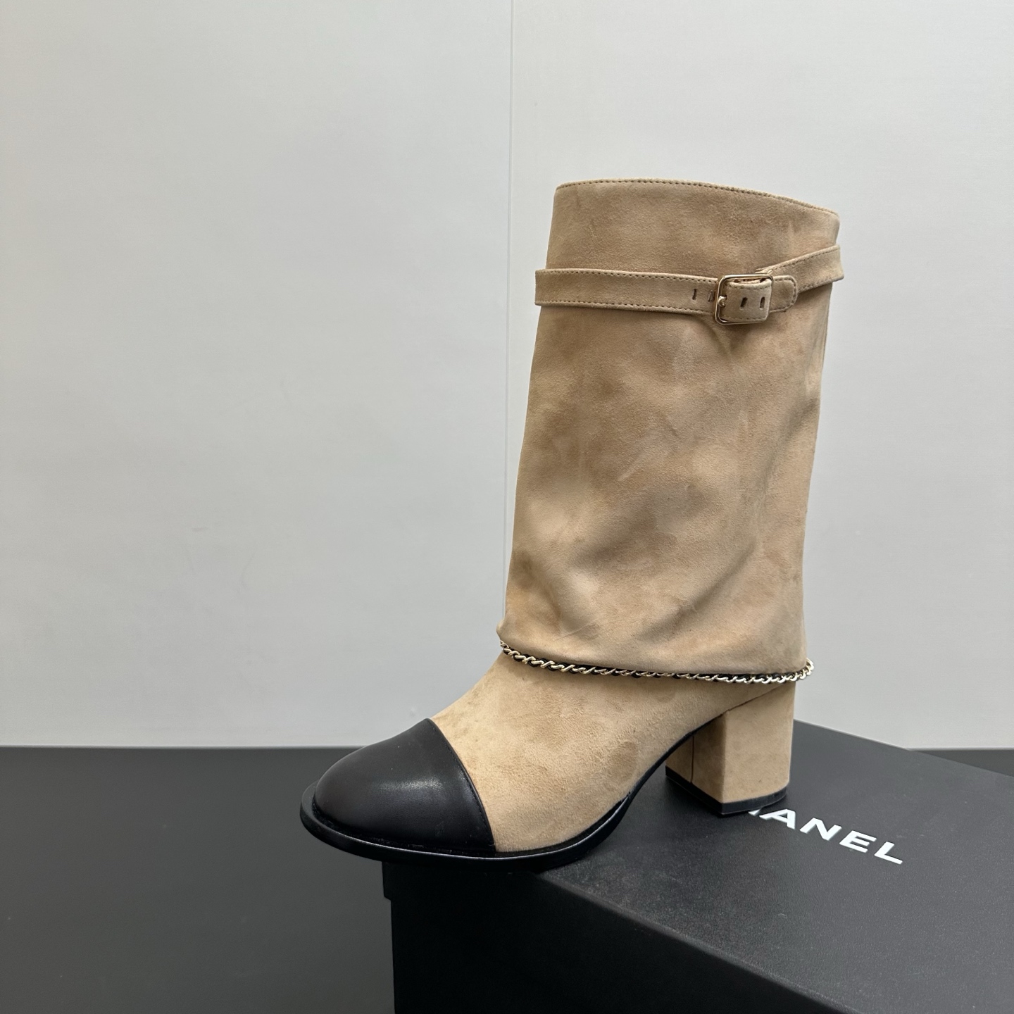 NO:592946,The top version of CHANEL Chanel Xiaoxiang 2025 new trouser boots, elephant leg boots, jumpsuits, spliced belt buckle chain short boots, two words show height, the upper feet are huge and the legs are thin, especially suitable for matching with various short skirts, bringing the spiciness of hot girls to the extreme. Hot girls must-have original 1:1 custom-made, the fabric is imported from Yangjing, inner sheepskin, the tube height is 21cm, the heel height is 6.5cm, the outsole is original genuine leather sole  Size 35-39 (40 fixed), boots, chanel, chanel, boots, skirts, sheepskin, sheep19860909顶级版本 CHANEL香奈儿小香2025新款裤管靴象腿靴连身裤拼接皮带扣链条短靴 两个字显高 ,上脚巨显腿细,特别适合搭配各种小短裙,将辣妹的辣度发挥到极致辣妹必备原版1:1订做,面料进口羊京,内里羊皮 筒高21cm,跟高6.5cm 大底原版真皮鞋底 码数35-39（40定）,靴子,chanel,chanel,boots,skirts,sheepskin,sheep,Women's Shoes