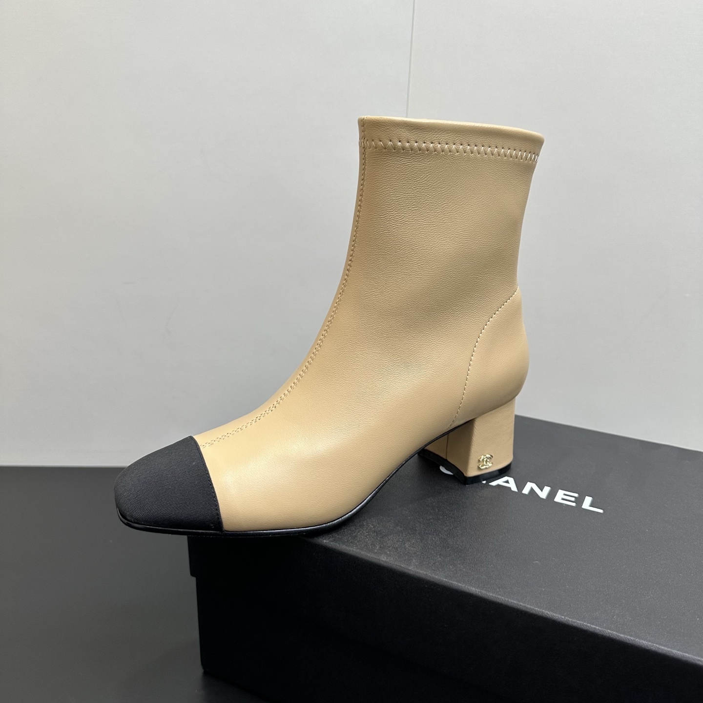 NO:592949,CHanel Chanel Xiaoxiang's very classic color-blocked elastic short boots!  The upper is made of stretch sheepskin imported from Italy, which feels soft to the touch. The mixed sheepskin foot pads are extremely fine in workmanship. Genuine leather outsole. Heel height: 5cm 35-40. Boots, chanel, chanel, boots, sheepskin, Leather soles19860909CHanel香奈儿小香非常经典的一款拼色弹力短靴！鞋面采用意大利进口弹力羊皮 手感柔软 混种羊皮垫脚做工极精细,真皮大底 跟高:5cm 35-40,靴子,chanel,chanel,boots,sheepskin,Leather soles,Women's Shoes