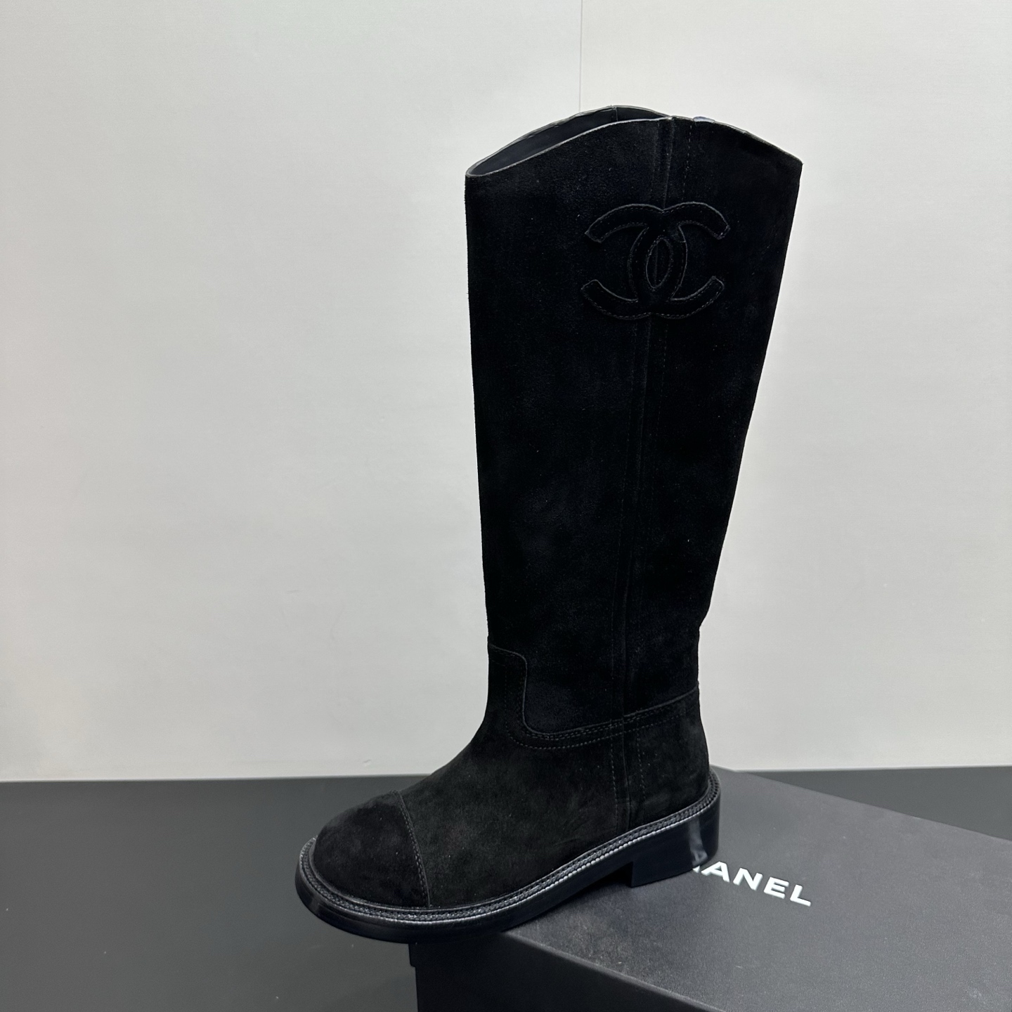 NO:592928,CHANEL Chanel Xiaoxiang one-leg boots high boots knight boots 2025 high-quality autumn and winter new series, the British version design is very smooth and natural. Every year, the knight boots are produced in small quantities and in high demand. This can meet the various outfits of beauties. The upper foot is comfortable and fit, and the shoe body continues Xiaoxiang's classic double C large logo. Outsole imported from Italy. Genuine leather outsole. Upper cowhide oil edge. Lining cowhide.  Size 35-39 (40.41 fixed), boots, chanel, chanel, boots, cowhide, Leather soles19860909CHANEL香奈儿小香一脚蹬长靴高靴骑士靴2025年高品质秋冬新品系列,英伦版型设计非常流畅自然 每年的骑士靴都是产量少需求大 这款可以满足美女的各种穿搭 上脚贴合舒适,鞋身延续小香经典双C大logo 大底意大利进口真皮大底 鞋面牛皮油边 内里牛皮内里 码数35-39（40.41定）,靴子,chanel,chanel,boots,cowhide,Leather soles,Women's Shoes