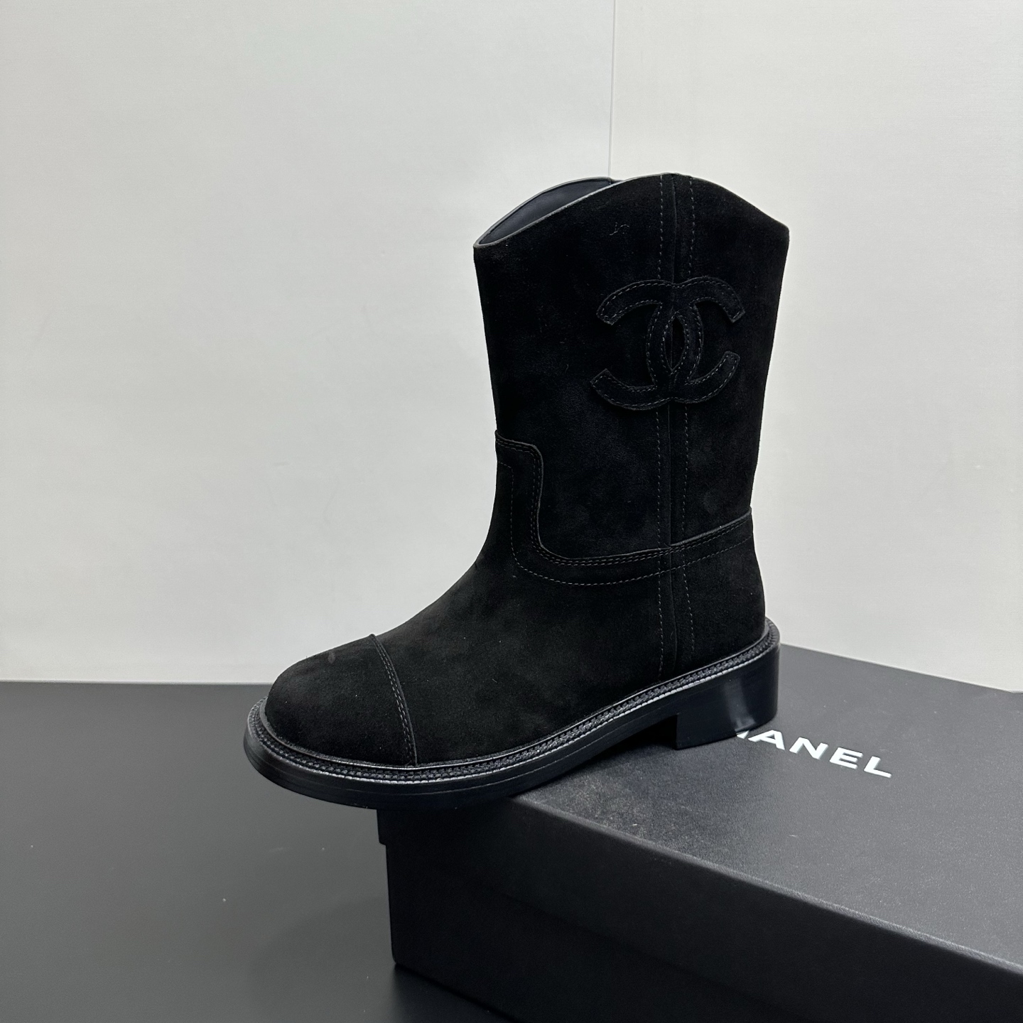 NO:592931,CHANEL Chanel Xiaoxiang one-leg boots short boots knight boots 2025 high-quality autumn and winter new series, the British style design is very smooth and natural. Every year, the knight boots are produced in small quantities and in high demand. This can meet the various outfits of beauties. The upper foot is fit and comfortable, and the shoe body continues Xiaoxiang's classic double C large logo. Outsole is imported from Italy. Genuine leather outsole. Upper cowhide oil edge. Lining cowhide.  Size 35-39 (40.41 fixed), boots, chanel, chanel, boots, cowhide, Leather soles19860909CHANEL香奈儿小香一脚蹬长靴短靴骑士靴2025年高品质秋冬新品系列,英伦版型设计非常流畅自然 每年的骑士靴都是产量少需求大 这款可以满足美女的各种穿搭 上脚贴合舒适,鞋身延续小香经典双C大logo 大底意大利进口真皮大底 鞋面牛皮油边 内里牛皮内里 码数35-39（40.41定）,靴子,chanel,chanel,boots,cowhide,Leather soles,Women's Shoes