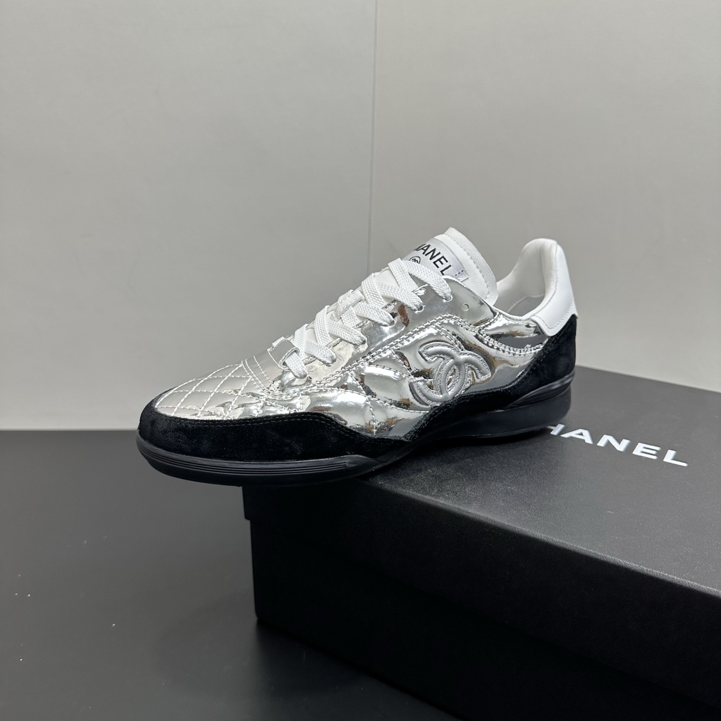 NO:614629,Xiaoxiang Chanel CHANEL2025 SS early spring new rhombus stitching glitter silver casual sports baseball shoes, the classic model has a new twist. The new season's casual shoes are very fresh in color and very springy. The most comfortable shoes in Xiaoxiang, super soft, I must highly recommend this all-sheepskin sports baseball shoe. The sole is light and comfortable, suitable for running and jumping. The upper is soft sheepskin, the lining is soft sheepskin, the sole is molded and comfortable, and the rubber sole is  Size 35-39 (40 fixed), casual shoes/sports shoes, chanel, chanel, sneakers, sheepskin19860909小香香奈儿CHANEL2025 SS早春新款菱格拼接闪光银色休闲运动棒球鞋 ,经典款又玩出了新花样 新一季的休闲鞋配色都很清新 非常有春天的味道 小香中最最舒适的鞋子,超级柔软,那一定强烈推荐此款全羊皮运动棒球鞋 鞋底轻便舒适 跑跳皆可 鞋面柔软羊皮 内里柔软羊皮 鞋底开模舒适橡胶底 码数35-39（40定）,休闲鞋/运动鞋,chanel,chanel,sneakers,sheepskin,Women's Shoes
