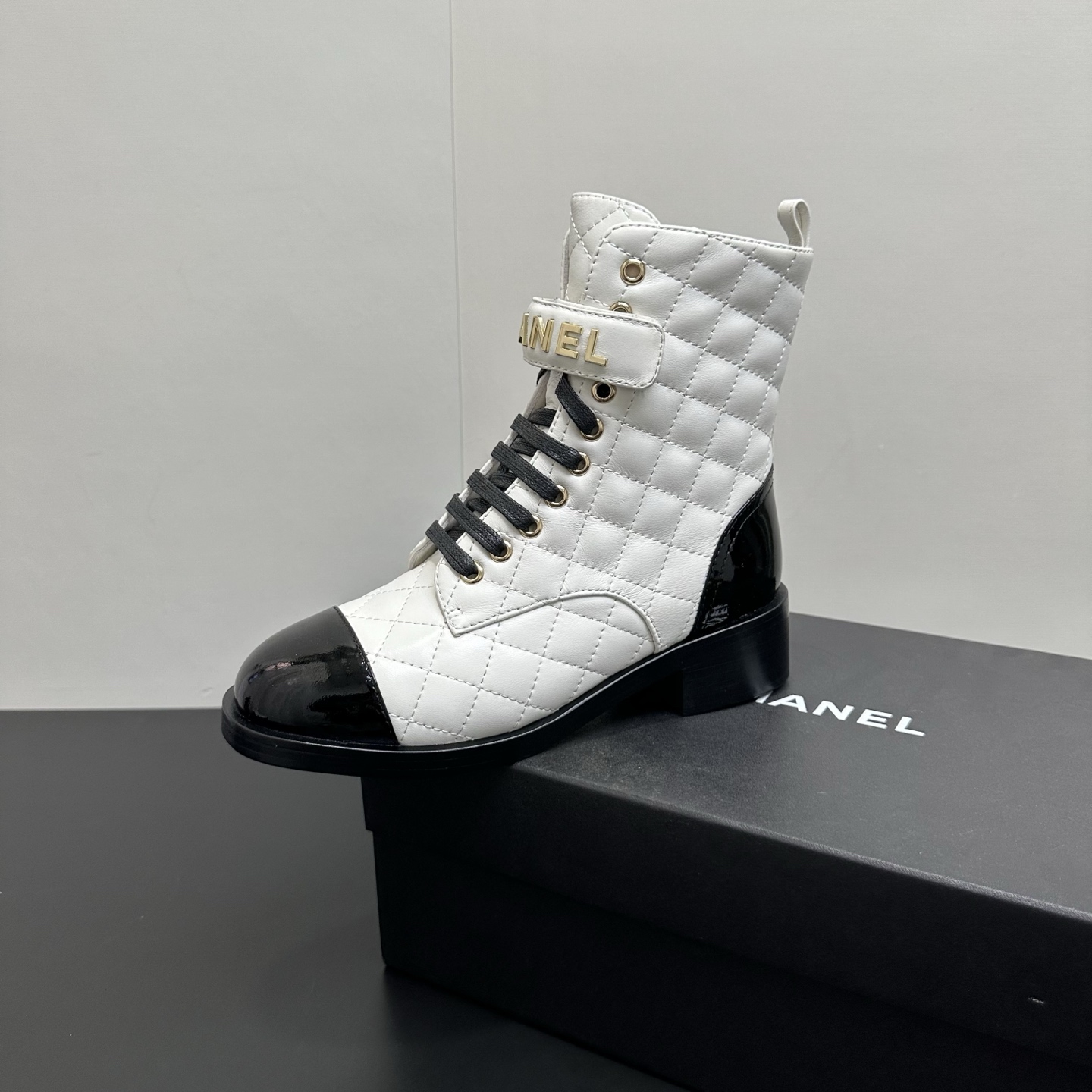 NO:614626,2025ss chanel electric embroidered plaid motorcycle boots shorts, Grandma's new rhombus boots, imported lambskin, natural animal leather texture visible to the naked eye, classic three-dimensional rhombus stitching on the upper, and Velcro hardware buckles!  Can be adjusted to size at will, original thickened Italian genuine leather sole, dyed sheepskin inside, top quality 35-40 (customized for 40), boots, chanel, boots, sheepskin198609092025ss chanel 电绣格纹款机车靴短靴 香奶奶新品菱格靴 进口小羊皮 肉眼可见的天然动物皮革的质感 鞋面经典立体菱格车线, 搭配魔术贴五金扣！可随意调整大小 原版加厚意大利真皮底 内里透染羊皮 顶级精品 35-40（40订做）,靴子,chanel,boots,sheepskin,Women's Shoes