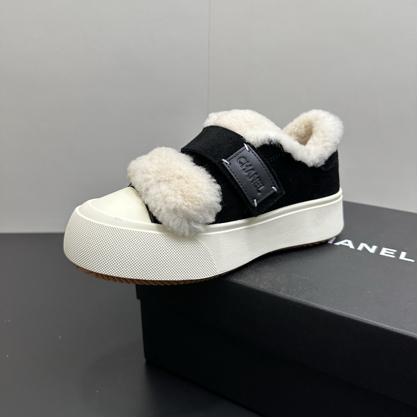 NO:592927,CHANEL Chanel Thick-Soled Wool Velcro Warm Shoes Biscuit Shoes, synchronized with the counter, very popular in the counter, a shoe that is very difficult to buy, the most popular thick-soled panda shoes on the Internet, it is easy to imagine that small fragrance lovers cannot miss it. It has both good looks and comfort. Simple and versatile white shoes. The thick sole increases the height and is super versatile. Whoever wears it with your eyes closed will look good. Matte cowhide upper, wool lining, outsole, TPU original outsole.  Size: 35-39 (40 customized), furry shoes, chanel, chanel, cowhide19860909CHANEL香奈儿厚底羊毛魔术贴保暖鞋饼干鞋 专柜同步 专柜非常火爆 非常难买的一款鞋 全网最火的厚底熊猫鞋 可想而知小香控不可错过的 颜值与舒适并存的 简约百搭小白鞋 厚底增高超级百搭,闭眼入谁穿谁好看 鞋面磨砂牛皮 内里羊毛里 大底TPU原版大底 码数:35-39（40定做）,毛毛鞋,chanel,chanel,cowhide,Women's Shoes