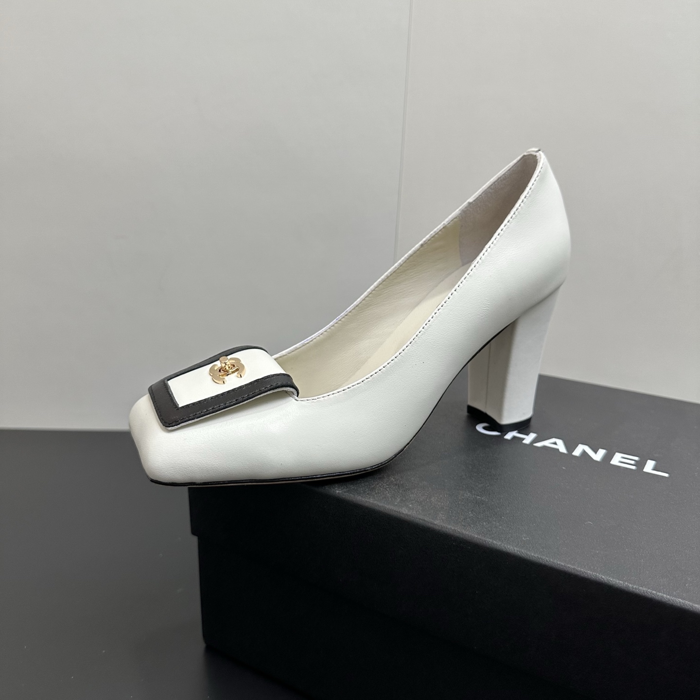NO:592923,2025ss CHANEL Chanel thick heel spliced cap high heel shoes have a classic square toe silhouette, smooth and neat, suitable for a variety of styles. The body of the shoe is embellished with the iconic double C logo, and the details highlight the luxurious texture. The moderate thick heel design makes walking stable and not tiring, whether it is daily outing or attending formal occasions, it can help you easily become the center of attention. Fabric sheepskin code number 35–41 (customized for 40, 41) Outsole genuine leather sole  Heel height 8.5cm, high heels shoes, chanel, chanel, high heels, sheepskin198609092025ss CHANEL香奶奶香奈儿粗跟拼接盖子高跟单鞋 经典方头轮廓,流畅利落,适配多种风格穿搭.鞋身点缀标志性双C logo,细节之处彰显奢华质感 .适中的粗跟设计,走路稳当不累脚,无论是日常出街还是出席正式场合,都能助你轻松成为焦点. 面料羊皮 码数35–41（40、41定制） 大底真皮鞋底 跟高8.5cm,高跟鞋单鞋,chanel,chanel,high heels,sheepskin,Women's Shoes
