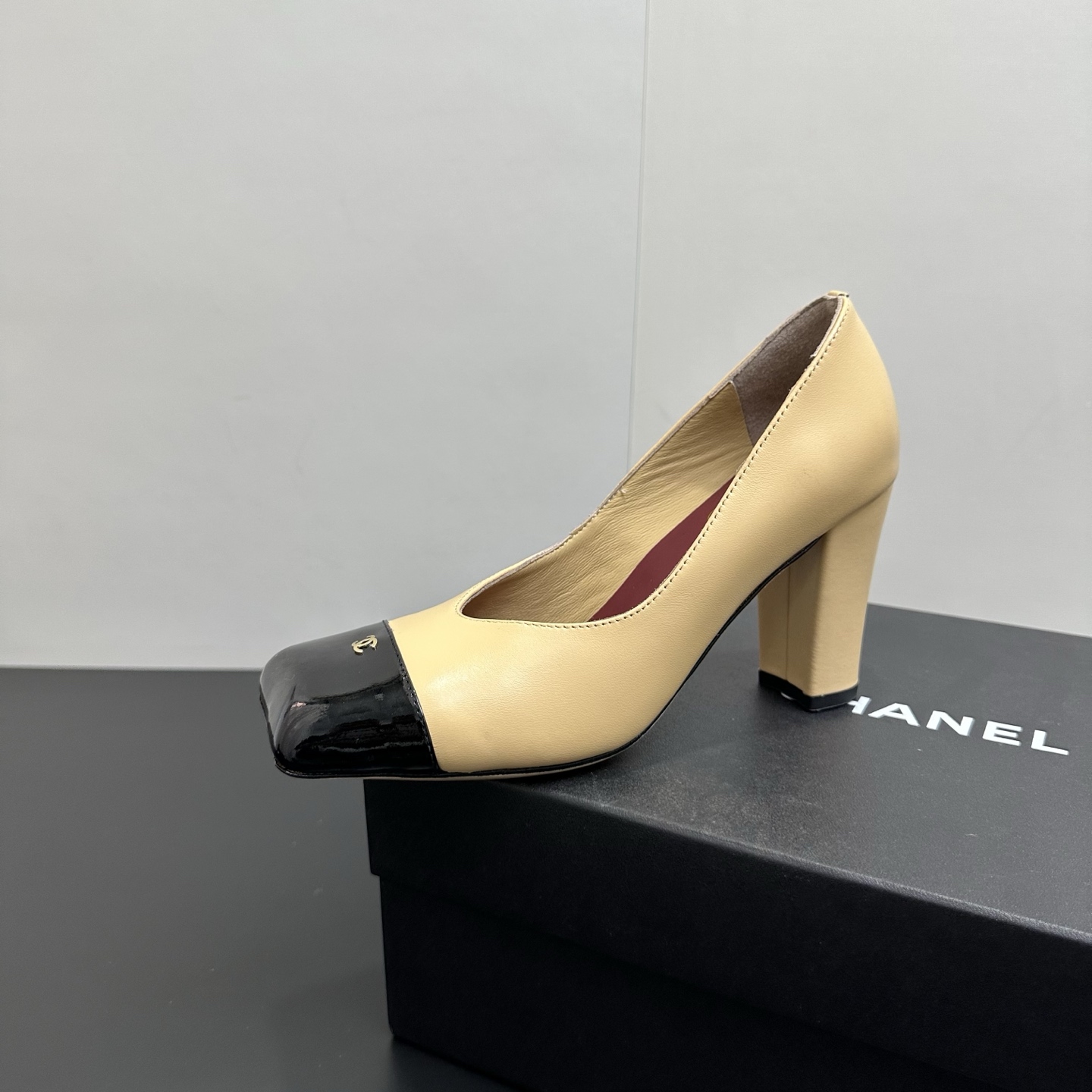 NO:592925,25s early spring new model Chanel Xiaoxiang 25s double C color-blocked splicing high-heeled shoes. I like to wear Chanel's slingback. I finally saw this one I like. It is amazing on the feet ~ the classic fish mouth square toe design, the elegant double C buckle combined with metal, complement each other, very versatile, wearing is not tiring. Full of high-end sense ~ lambskin upper, foot pad sheepskin lining, Italian grade A leather outsole, heel height 8.5cm Size35-39 (40.41 custom-made, non-refundable), high-heeled shoes, chanel, chanel, high heels, sheepskin, Leather soles1986090925s早春新款Chanel小香25s双C拼色拼接高跟单鞋 最喜歡穿香奈兒的slingback 這一個終於看到喜歡的 上脚惊艳~经典鱼嘴方头设计,优雅的双C扣与金属相结合,相得益彰,非常百搭,穿着不累脚.高级感满满~ 鞋面小羊皮 内里垫脚羊皮 鞋底意大利A级真皮大底 跟高8.5cm Size35-39（40.41定做不退换）,高跟鞋单鞋,chanel,chanel,high heels,sheepskin,Leather soles,Women's Shoes