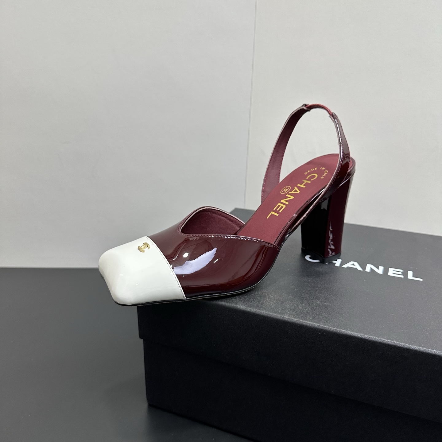 NO:592921,Early autumn new Chanel small square toe high heel sandals with thick heel and color matching sandals. Fashionable and quick, with a refreshing summer feel. Square toe design, individual and eye-catching, easy to grasp the street trend, it is the focus when going out. The upper foot is versatile and slim, elegant and fresh, and can be used in various daily styles. Sheepskin upper, sheepskin lining, Italian genuine leather outsole, heel height 8.5cn  Size 35-39 (34.40.41.42 customized, non-refundable), high heels and sandals, chanel, sandals, high heels, sheepskin, Leather soles19860909早秋新款 Chanel 小香方头高跟后空凉鞋粗跟高跟拼接拼色凉鞋 时髦精速来,碰撞出清爽夏日感.方头设计,个性又吸睛,轻松拿捏街头潮流风,出街就是焦点.上脚百搭显瘦,优雅清新日常各种风格都能驾驭 鞋面羊皮 内里垫脚羊皮 鞋底意大利真皮大底 跟高8.5cn 码数35-39（34.40.41.42定做不退换）,高跟鞋凉鞋,chanel,sandals,high heels,sheepskin,Leather soles,Women's Shoes