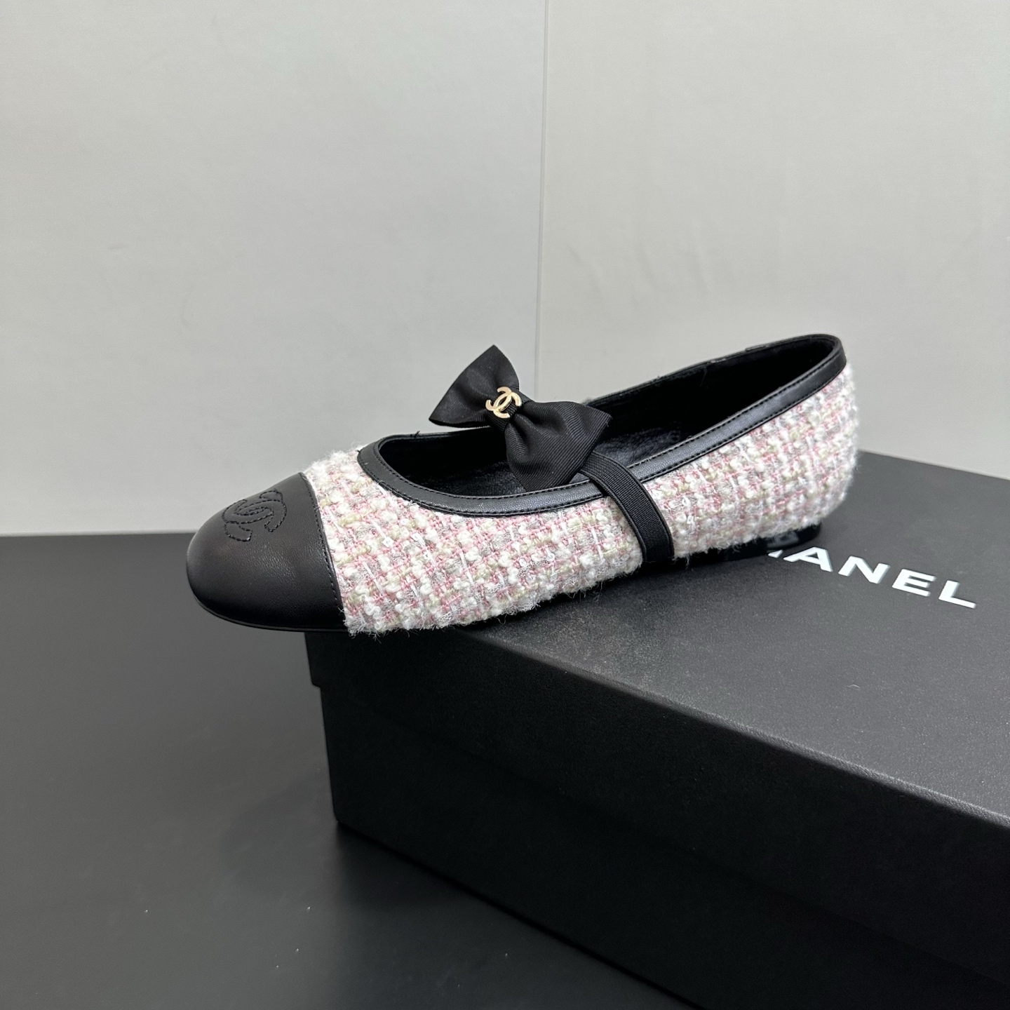 NO:592919,25P new spring and summer Chanel Xiaoxiang second-hand style bow ballet shoes Mary Jane shoes stitching flat shoes retro style is coming, long time no see!  Comfortable on the foot, suitable for various occasions, great foot feel, sheepskin upper, sheepskin lining, genuine leather sole, size 35-39 (40.41 custom-made, non-returnable), single shoes, chanel, mary jane, sheepskin1986090925P春夏新款Chanel 小香中古款蝴蝶结芭蕾舞鞋玛丽珍鞋拼接平底单鞋 复古款来袭,好久不见！ 上脚舒适 适合各种场合 脚感绝了 鞋面羊皮 内里垫脚羊皮 鞋底真皮底 码数35—39（40.41定做不退换）,单鞋,chanel,mary jane,sheepskin,Women's Shoes