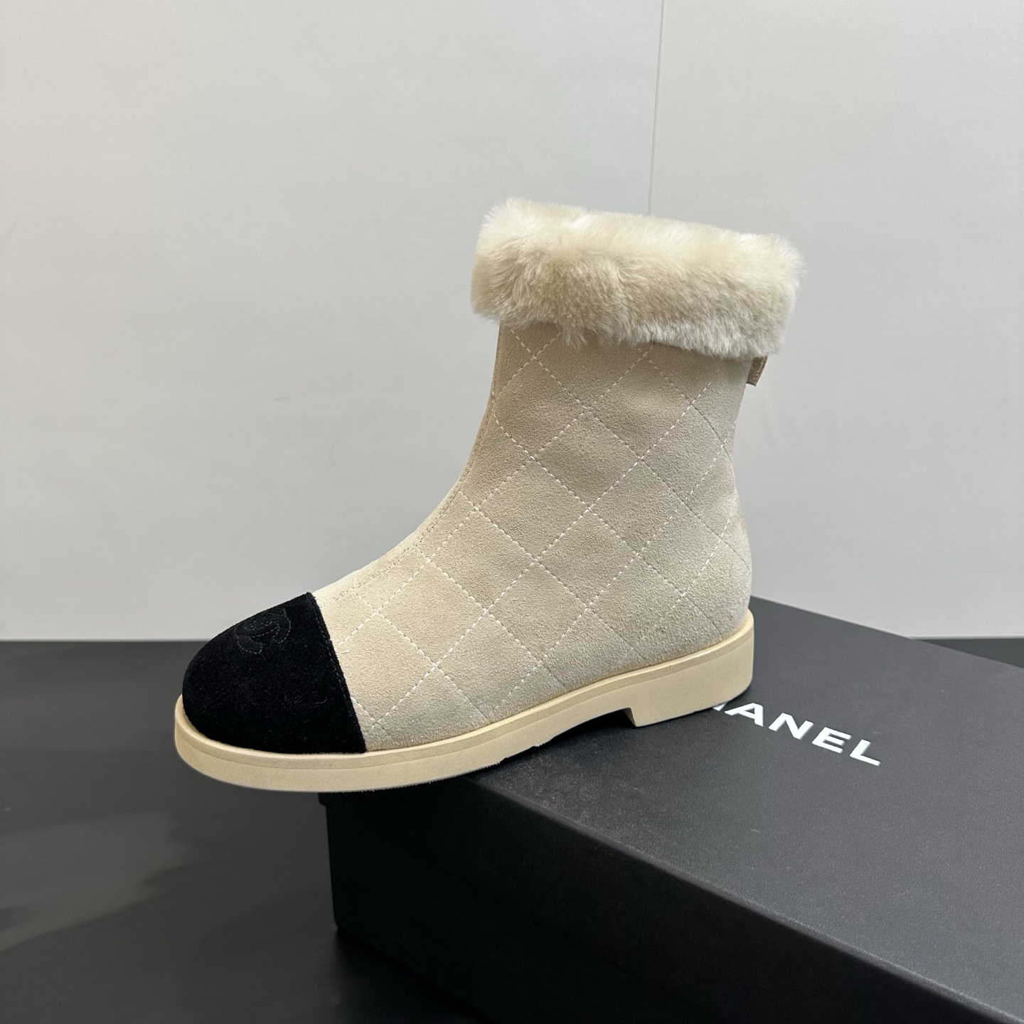 NO:592917,2025sss Chanel CHANEL official website, Xiaohongshu synchronizes the latest color matching Xiaoxiangjia’s hot style wool collar back zipper short boots. The latest fashionable fur boots are super versatile and warm soles for the feet. The heroines’ favorite. The upper is frosted cowhide. The lining is sheepskin. The outsole is foamed. The size is 35-3940.41, snow boots, chanel, chanel, chanel, boots, cowhide, sheepskin.198609092025sss香奈儿CHANEL官网、小红书同步最新配色小香家爆款羊毛领口后拉链短靴  时尚潮流最新款毛毛靴上脚超百搭暖底,女主们的最爱 鞋面磨砂牛皮 内里羊皮里 大底发泡大底 码数35-3940.41定,雪地靴,chanel,chanel,chanel,boots,cowhide,sheepskin,Women's Shoes