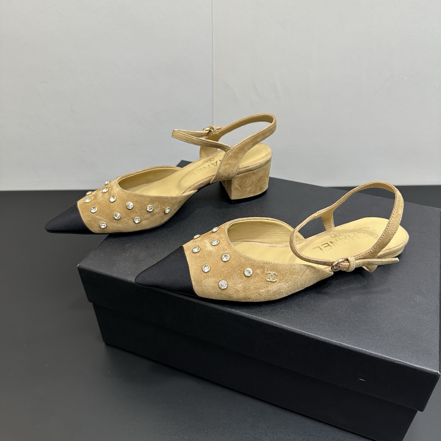 NO:592915,Early autumn new model Chanel Xiaoxiang 25K pointed toe pearl Mary Jane classic color matching double C buckle crystal diamond surface thick heel sandals with empty back. This pointed toe attracts me. I like the shape of the toe very much. It has a small diamond mark on the heel. It stands out in the crowd when it is put on. It is exquisite without looking boring. It is a perfect match for a rich girl!  Upper lambskin/delicate sheepskin, inner padding sheepskin, sole Italian genuine leather outsole, heel height 4.5cm/1cm, size 35-39 (40.41 custom made, non-returnable), sandals, chanel, sandals, mary jane, sheepskin, sheep, Leather soles19860909早秋新款Chanel小香25K尖头珍珠玛丽珍经典拼色双C扣水晶钻面粗跟后空凉鞋 这款尖头有吸引到我 很喜欢鞋头的形状.后跟带钻小标 上脚后在人群中脱颖而出 精致又不显得单调乏味 妥妥富家小姐姐一枚呀！ 鞋面小羊皮/细腻羊猄皮 内里垫脚羊皮 鞋底意大利真皮大底 跟高4.5cm/1cm 码数35-39（40.41定做不退换）,凉鞋,chanel,sandals,mary jane,sheepskin,sheep,Leather soles,Women's Shoes