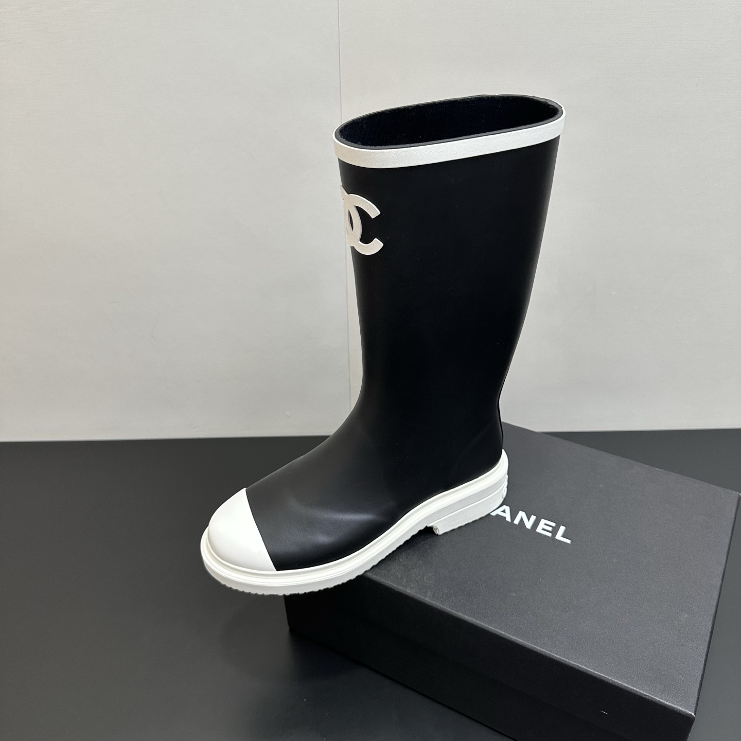NO:592909,CHANEL Chanel small fragrant panda rain boots seamless version 1:1 upgraded version, the same small fragrant rain boots of Wang Yang Mi are out of stock at the counter, a hot-selling model sought after by major Internet celebrity bloggers. Advantages of the upgraded version: Purchase the original shoe development, original last set, original shoe color matching, correct last shape, correct version, correct color, shoe weight is lighter than the original version, pedicure is slimming, high-end quality exported to Japan and South Korea, comparable to the king fried version at the counter level  Technology: Rubber vulcanization production is purely manual combination process, consistent with the original version. Material: Natural environmentally friendly rubber, no smell, consistent with the original version. Number of yards: 35-41. Color: panda black, cherry blossom pink, khaki brown, boots, chanel, chanel, boots, rain boots.19860909CHANEL香奈儿小香熊猫雨靴无缝版本1:1升级版本,专柜断货王杨幂同款小香风雨靴,各大网红博主追捧的热销款 升级版的优势: 购入原版鞋开发,原版套楦,原版鞋调色,楦型正,版型正,颜色正,鞋重比原版还要轻,修脚显瘦,出口日韩的高端品质,媲美于专柜级别的王炸版本 工艺: 橡胶硫化生产纯手工组合工艺,与原版一致 材料: 天然环保橡胶,无异味,与原版一致 码数: 35-41 颜色熊猫黑,樱花粉,卡其棕,靴子,chanel,chanel,boots,rain boots,Women's Shoes