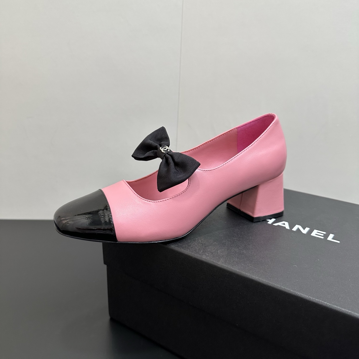 NO:592911,Early autumn new model Chanel 25B small fragrant bow Mary Jane shoes classic double C small buckle high-heeled shoes. Classic double C bow, Chanel's high-end sense always makes people convinced. It looks like a simple style, but it is inexplicably high-end on the feet. Absolutely girly feeling, comfortable and easy to wear. Sheepskin/cow patent leather upper, sheepskin lining, Italian genuine leather outsole, heel height 5cm  Size 35-39 (40.41 custom-made, non-refundable), high-heeled shoes, chanel, chanel, mary jane, high heels, sheepskin, Leather soles19860909早秋新款Chanel 25B 小香蝴蝶结玛丽珍鞋经典双C小扣高跟单鞋 经典双C蝴蝶结,香家高级感这块总让人大写的服气 看起来简单的款式 但上脚就莫名很高级 绝对的少女感 舒适好穿 鞋面羊皮/牛漆皮 内里垫脚羊皮 鞋底意大利真皮大底 跟高5cm 码数35-39（40.41定做不退换）,高跟鞋单鞋,chanel,chanel,mary jane,high heels,sheepskin,Leather soles,Women's Shoes