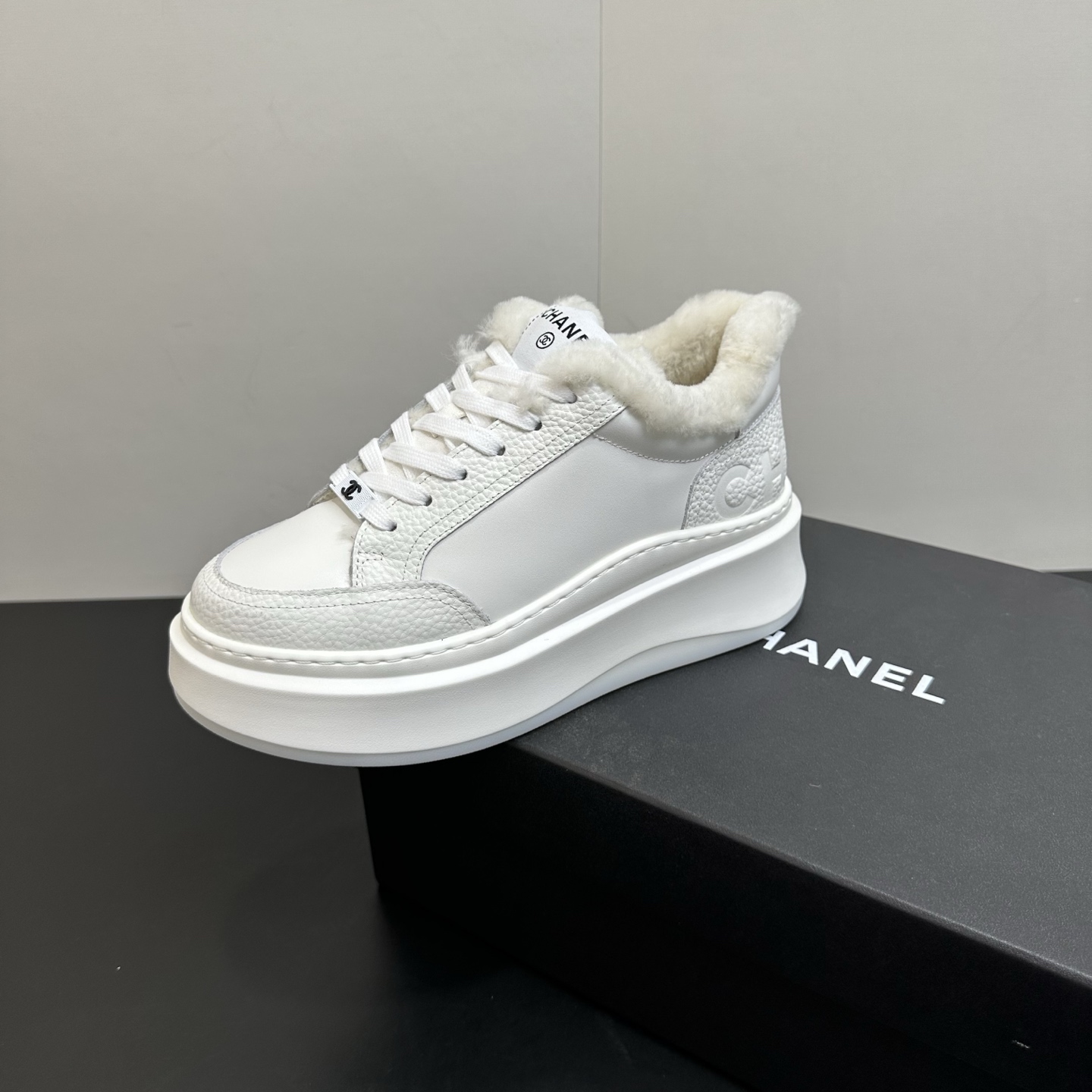 NO:592913,CHANEL Chanel Panda sneakers Panda thick-soled biscuit shoes white shoes Chanel ss popular panda shoes color thick-soled casual sports shoes sneakers counter synchronization counter is very popular very difficult to buy a shoe the most popular thick-soled panda shoes on the Internet can be imagined Xiaoxiang control can not miss the appearance and comfort coexistence simple and versatile white shoes thick soles increase super versatile, close your eyes and look good on whoever wears it Upper calf leather  Wool lining, outsole, TPU original outsole Size: 35-39 (40 customized), casual shoes/sports shoes, chanel, chanel, sneakers, cowhide19860909CHANEL香奈儿熊猫板鞋熊猫厚底饼干鞋小白鞋 香奈儿ss火爆熊猫鞋配色厚底休闲运动鞋板鞋  专柜同步 专柜非常火爆 非常难买的一款鞋 全网最火的厚底熊猫鞋 可想而知小香控不可错过的 颜值与舒适并存的 简约百搭小白鞋 厚底增高超级百搭,闭眼入谁穿谁好看 鞋面小牛皮 内里羊毛里 大底TPU原版大底 码数:35-39（40定做）,休闲鞋/运动鞋,chanel,chanel,sneakers,cowhide,Women's Shoes