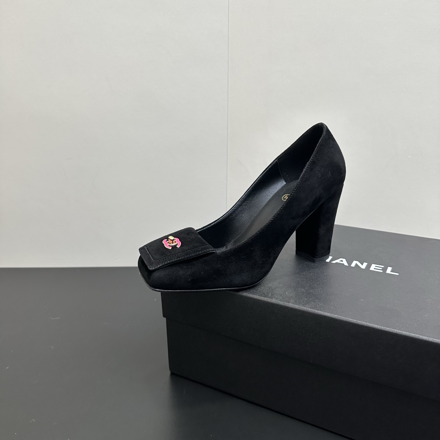 NO:592926,2025ss CHANEL Chanel thick heel spliced cap high heel shoes have a classic square toe silhouette, smooth and neat, suitable for a variety of styles. The body of the shoe is embellished with the iconic double C logo, and the details highlight the luxurious texture. The moderate thick heel design makes walking stable and not tiring, whether it is daily outing or attending formal occasions, it can help you easily become the center of attention. Fabric sheepskin code number 35–41 (customized for 40, 41) Outsole genuine leather sole  Heel height 8.5cm, high heels shoes, chanel, chanel, high heels, sheepskin198609092025ss CHANEL香奶奶香奈儿粗跟拼接盖子高跟单鞋 经典方头轮廓,流畅利落,适配多种风格穿搭.鞋身点缀标志性双C logo,细节之处彰显奢华质感 .适中的粗跟设计,走路稳当不累脚,无论是日常出街还是出席正式场合,都能助你轻松成为焦点. 面料羊皮 码数35–41（40、41定制） 大底真皮鞋底 跟高8.5cm,高跟鞋单鞋,chanel,chanel,high heels,sheepskin,Women's Shoes