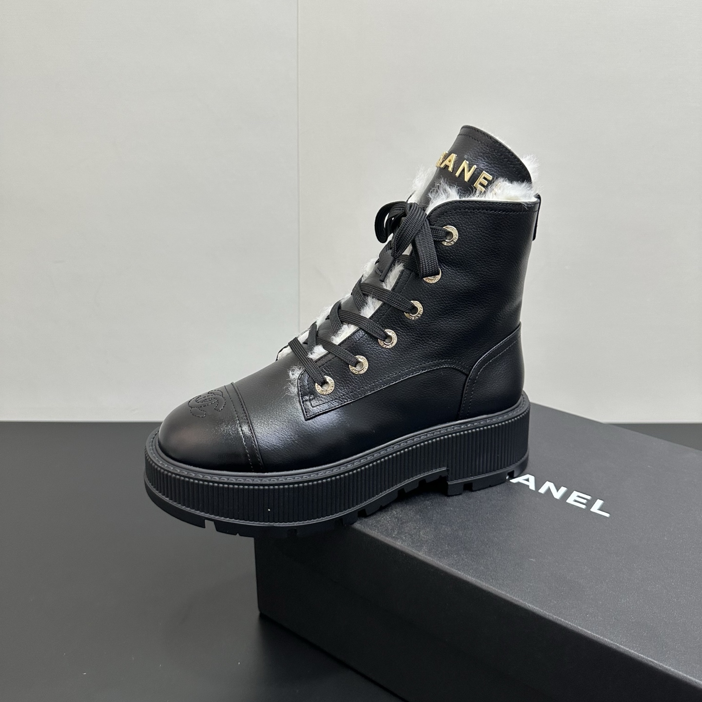 NO:592924,Chanel 25C Autumn and Winter Counter New Martin Boots Color Matching Short Boots Ceiling Top Quality [Proud] This boot is really a lucky star for small people. The thick sole is 5cma and is more refined. It makes the legs slimmer. The key is that it is very comfortable on the feet. The upper is imported pebbled cowhide and the lining is wool. The outsole is genuine open-molded TPU outsole ~ Heel height 5cm Size35-39 (40.41 custom-made and non-refundable), boots, chanel, boots, cowhide19860909Chanel 25C 秋冬专柜新款马丁靴拼色短靴天花板顶级品质[得意] 这款靴子真的是小个子福星,厚底5cma 更精致一点 显腿瘦,关键是上脚很舒服 鞋面进口荔枝纹牛皮 内里羊毛里 大底正品开模tpu大底～跟高5cm Size35-39（40.41订做不退换）,靴子,chanel,boots,cowhide,Women's Shoes
