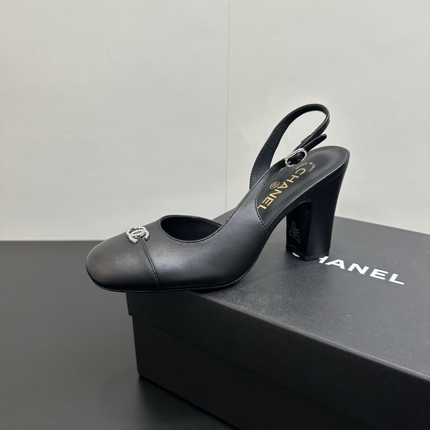 NO:614571,CHANEL Chanel｜Xiao Xiang 25P new classic double C thick heel back empty color block stitching high heel sandals!  The upper is made of sheepskin, the lining is made of silk sheepskin, and the cowhide outsole is imported from Italy. The heel height is 9cm, size 35-39 (customized 40/41), high heels and sandals, chanel, chanel, sandals, high heels, cowhide, sheepskin19860909CHANEL香奈儿｜小香25P新品经典 双C粗跟后空拼色拼接高跟凉鞋！ 鞋面采用羊皮 内里踮脚均为丝绸羊皮 意大利进口牛皮大底 跟高9cm size35-39（40/41定制）,高跟鞋凉鞋,chanel,chanel,sandals,high heels,cowhide,sheepskin,Women's Shoes
