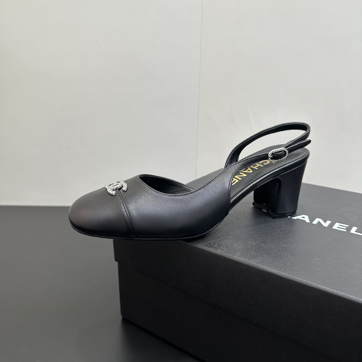 NO:614577,CHANEL Chanel｜Xiao Xiang 25P new classic double C thick heel back empty color block stitching high heel sandals!  The upper is made of sheepskin, the lining is made of silk sheepskin, and the cowhide outsole is imported from Italy. The heel height is 6cm, size 35-39 (customized 40/41), high heels and sandals, chanel, chanel, sandals, high heels, cowhide, sheepskin19860909CHANEL香奈儿｜小香25P新品经典 双C粗跟后空拼色拼接高跟凉鞋！ 鞋面采用羊皮 内里踮脚均为丝绸羊皮 意大利进口牛皮大底 跟高6cm size35-39（40/41定制）,高跟鞋凉鞋,chanel,chanel,sandals,high heels,cowhide,sheepskin,Women's Shoes