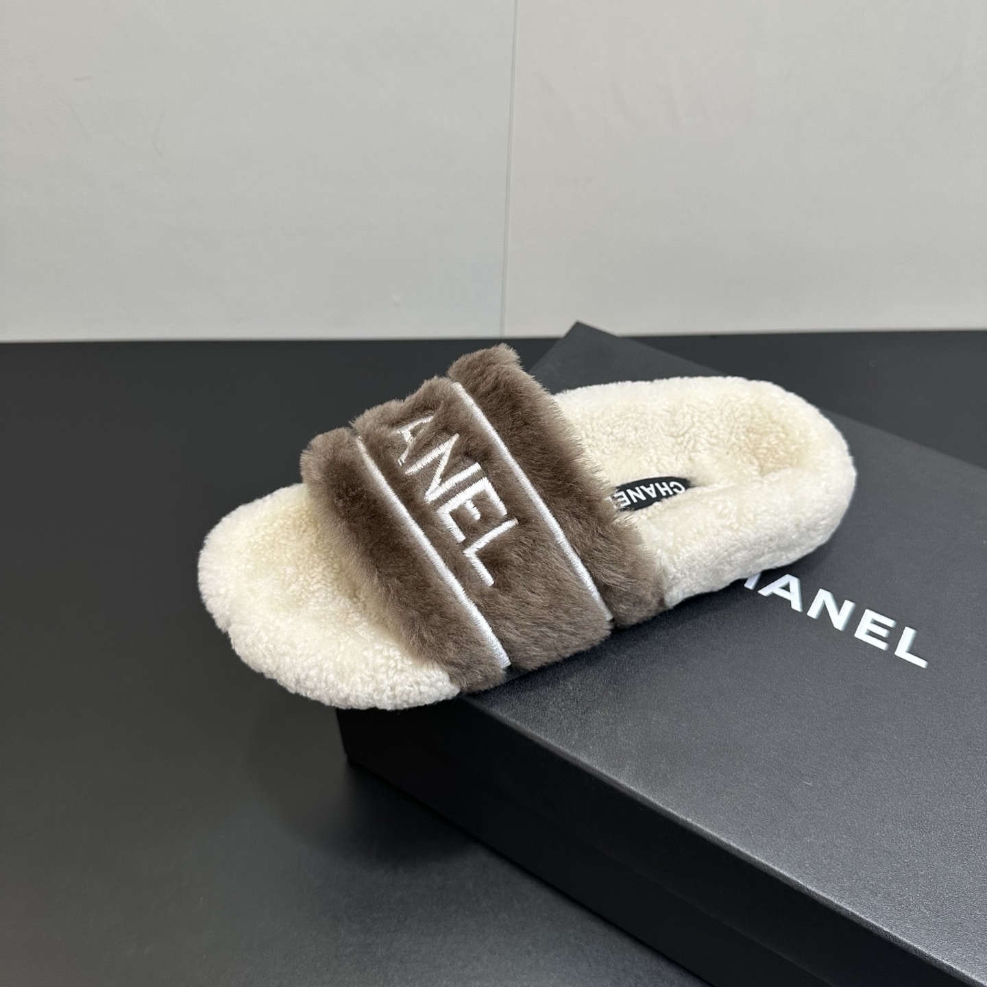 NO:650530,CHANEL Chanel Small Fragrance Style 25s Wool Mop, a hot new release in the early autumn series, a small hit in the fragrance family this season!  I really fell in love at first sight, the classic mandarin duck color matches perfectly!  It’s really super personalized, which is the biggest highlight of this shoe. The design is eye-catching but not exaggerated. It’s super cool for daily use. It’s super versatile whether paired with pants, sweaters or skirts. It looks good no matter how you wear it. The more you look at it, the more you like it! The upper is pure wool, the lining is originally developed with lamb hair, and the outsole is foam bottom Size #35-41 (40  41 Custom-made (non-refundable), furry shoes and slippers, chanel, chanel, chanel, slippers, hoodie, sweatshirts, skirts19860909CHANEL香奈儿小香风25s毛毛拖羊毛拖,早秋系列火爆上新,这一季香家小爆款！ 真的一眼爱了,经典鸳鸯色完美搭配！ 真的超级有个性,是这款鞋子最大的亮点,醒目而不浮夸的设计,超日常超酷, 无论搭配裤子卫衣或裙子都超级百搭,怎么穿都好看,越看越喜欢! 鞋面纯羊毛 内里原版开发羊羔毛  大底发泡底 Size#35-41（40 41订做不退换）,毛毛鞋拖鞋,chanel,chanel,chanel,slippers,hoodie,sweatshirts,skirts,Women's Shoes