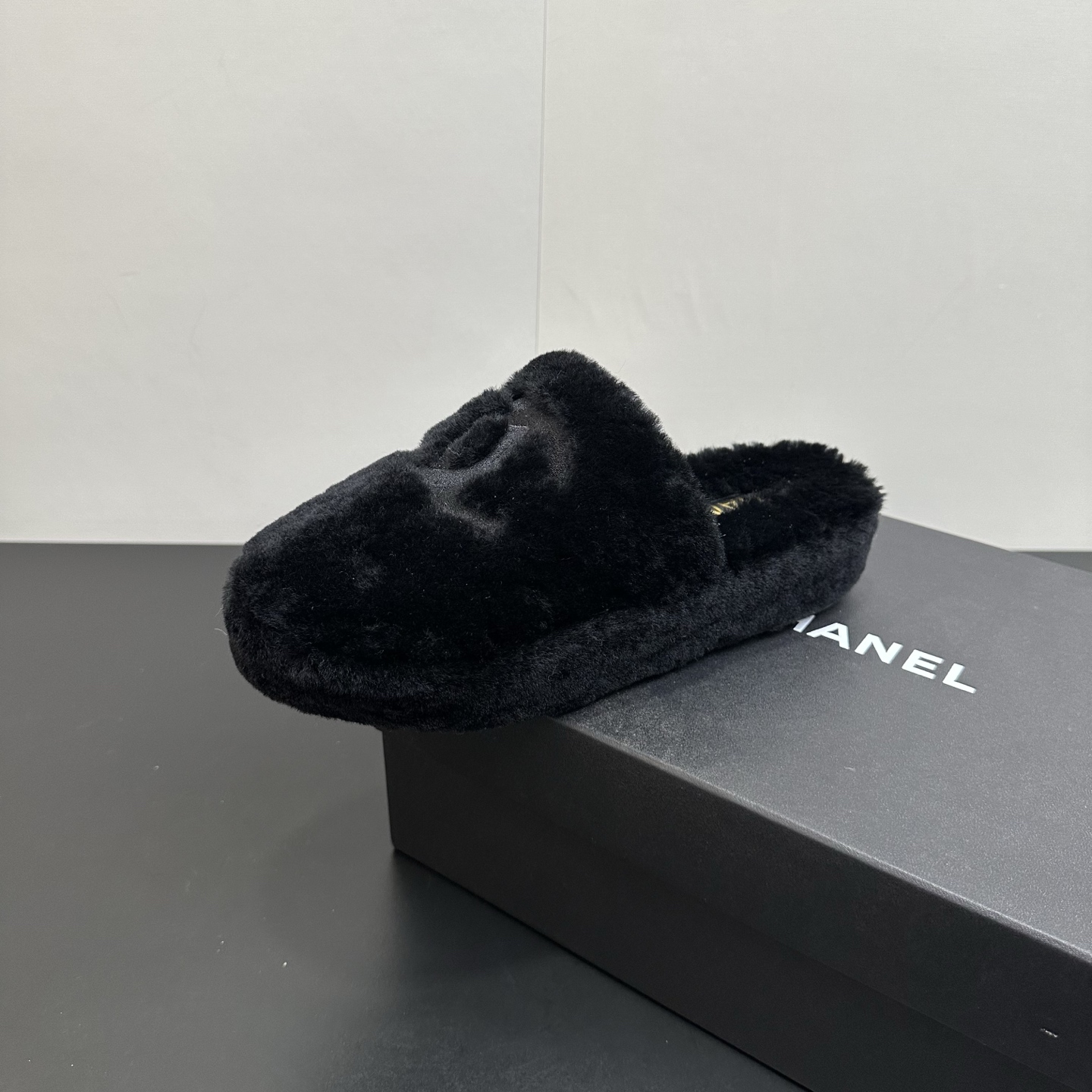 NO:614565,CHANEL Chanel Little Fragrance Style 25s wool mop, thick-soled Baotou mop early autumn series is hot new, this season's small hot style!  Really super personalized, which is the biggest highlight of this shoe. The eye-catching but not exaggerated design is super cool for daily use. It is super versatile no matter it is paired with pants, sweaters or skirts. It looks good no matter how you wear it. The more you look at it, the more you like it! The upper is made of pure wool. The lining is originally developed with lamb wool. The outsole is foam bottom. Size#35-41 (40 and 41 are custom-made and cannot be returned or exchanged), semi-furry shoes, chanel, chanel, chanel, hoodie, sweatshirts, skirts.19860909CHANEL香奈儿小香风25s毛毛拖羊毛拖,厚底包头拖早秋系列火爆上新,这一季香家小爆款！ 真的超级有个性,是这款鞋子最大的亮点,醒目而不浮夸的设计,超日常超酷, 无论搭配裤子卫衣或裙子都超级百搭,怎么穿都好看,越看越喜欢! 鞋面纯羊毛 内里原版开发羊羔毛  大底发泡底 Size#35-41（40 41订做不退换）,半拖毛毛鞋,chanel,chanel,chanel,hoodie,sweatshirts,skirts,Women's Shoes