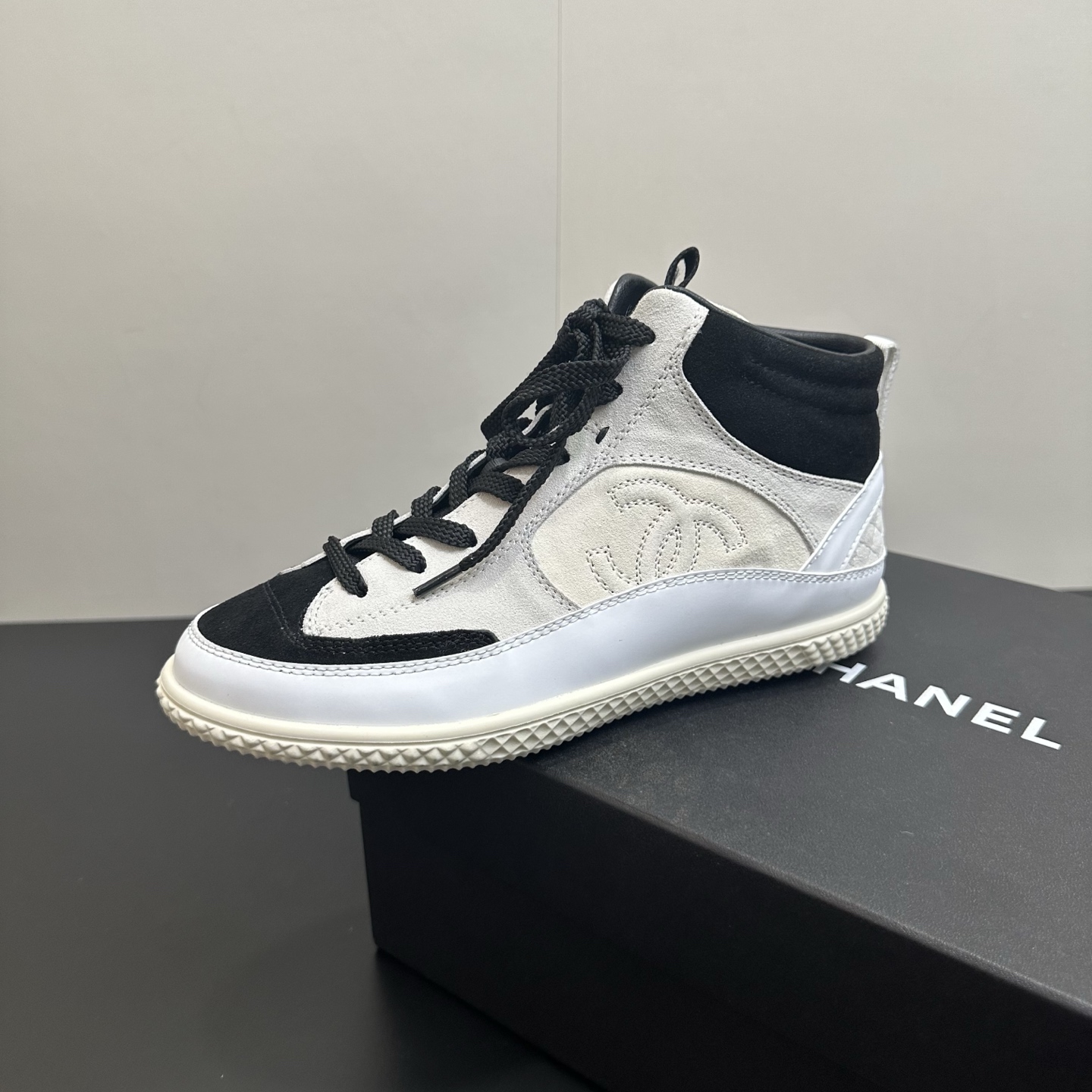 NO:614610,Chanel* Chanel Xiaoxiang 2025ss latest high-top casual shoes, currently super popular cute style high-top shoes. The Internet celebrity Xiaohongshu is crazy about the release, and the cute style has a bit of retro flavor!  The shape is special, very recognizable, slim and long legs, absolutely powerful, very comfortable to wear, good appearance, comfortable, heightening. I must recommend it to everyone, the main feature of this year's series, minimalist style. The fabric is frosted cowhide, sheepskin lining. The original foot pads, comfortable. The outsole is molded rubber outsole.  Size 35-40 (40.41 custom-made, non-refundable), casual shoes/sports shoes, chanel, chanel, sneakers, cowhide, sheepskin19860909Chanel*香奈儿小香2025ss最新款高帮休闲鞋,目前超级流行的可爱风高帮鞋 网红明星小红书狂追热推发售,可爱的造型带了点复古味！ 造型特殊,很有辨识度, 显瘦显腿长,绝对实力派,穿上也很舒服,高颜值 舒适,增高 一定要推荐给大家,今年系列的主打, 极简的风格 面料磨砂牛皮,羊皮内里 垫脚原版垫脚,脚感舒适 大底开模橡胶大底 码数35-40（40.41订做不退换）,休闲鞋/运动鞋,chanel,chanel,sneakers,cowhide,sheepskin,Women's Shoes