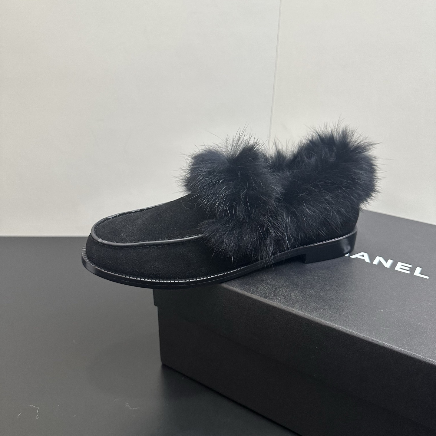 NO:614622,2025 autumn and winter CHANEL rabbit fur Tuscan wool loafers. Selected high-quality leather and soft rabbit plush, the classic double C logo highlights the brand style. Available in black, white and brown colors, the slip-on design is suitable for a variety of wearing styles, whether you are commuting to the workplace or casual outings, it can add a sense of sophistication to you. It also uses plush details to resist the coolness. It is the texture of autumn and winter shoes. Fabric: cowhide, sheepskin lining, insole, sheepskin sole  Genuine leather sole, size 35-39 (40.41 fixed), loafers, chanel, chanel, loafers, cowhide, sheepskin198609092025秋冬CHANEL香奈儿兔毛托斯卡纳羊毛乐福鞋.精选优质皮革与柔软兔毛绒,经典双C标识彰显品牌格调.黑、白、棕多色可选,一脚蹬设计适配多种穿搭风格,无论是职场通勤还是休闲出街,都能为你增添精致感,更以毛绒细节抵御凉意,是秋冬鞋履的质感之选. 面料:牛皮 内里羊皮 鞋垫羊皮 鞋底 真皮底  码数35-39（40.41定）,乐福鞋毛毛鞋,chanel,chanel,loafers,cowhide,sheepskin,Women's Shoes
