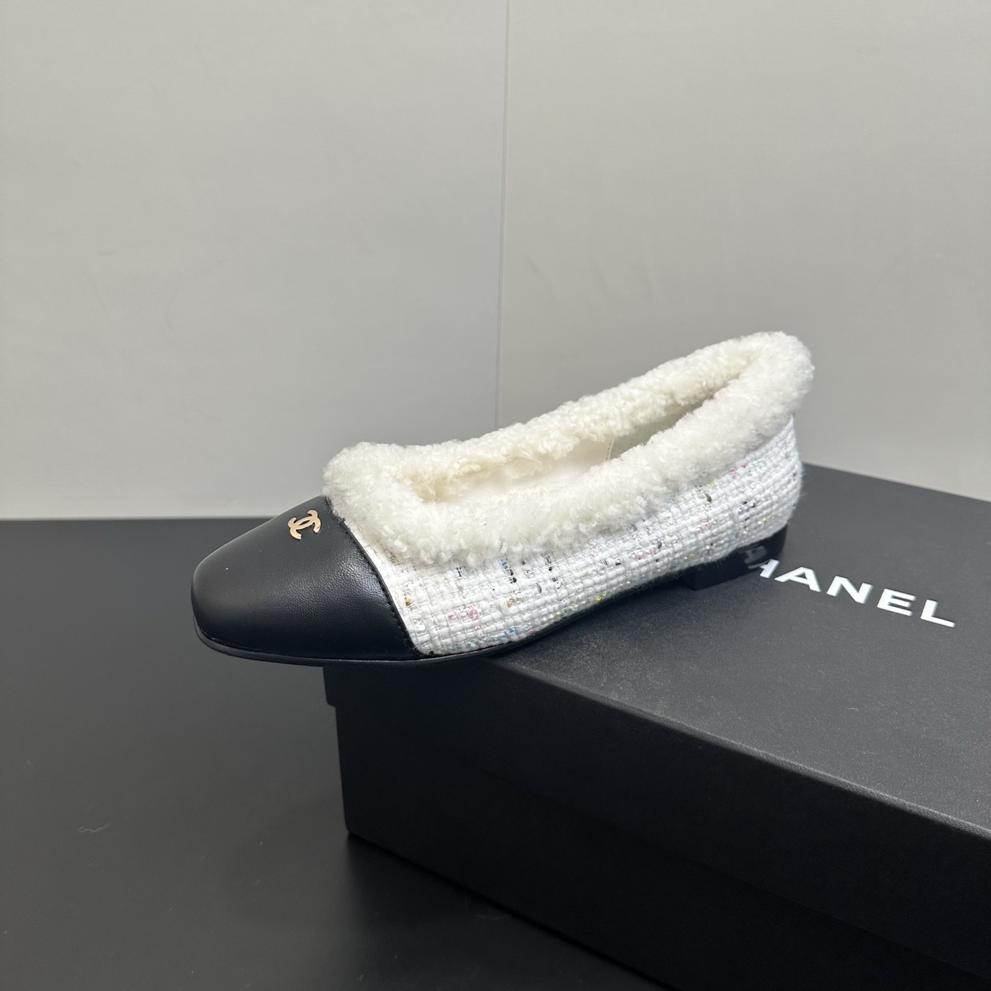 NO:614618,CHANEL Chanel small French fairy ballet wool flat shoes!  This pair of ballet shoes is simply poisonous. It’s true that the more you look at it, the more you like it. From gorgeous skirts to smart and simple trousers, these ballet shoes can be used in everything, making themselves the highlight of the look. The large U-shaped design modifies the ankle line very slenderly, making the whole person look tall and elegant. Whether it is paired with a fairy skirt or casually wearing a pair of jeans, it can be very fashionable and good-looking. The fabric is matched with sheepskin and the inner wool outsole is made of genuine leather.  Size#35-41 (40 41 customized, non-returnable), single shoes, chanel, chanel, skirts, jeans, sheepskin19860909CHANEL香奈儿小香风法式仙女芭蕾舞羊毛平底单鞋！ 这双芭蕾舞鞋简直有毒,越看越中意真不是瞎说的.从华丽的裙装,到干练简洁的裤装.这双芭蕾舞鞋无一不能驾驭,妥妥的让自己成为造型的亮点. 大U口设计将脚踝线条修饰得好纤细让整个人看起来高挑又优雅 不管是搭配仙仙的裙子 还是随意穿一条牛仔裤 都能非常洋气好看 面料布面搭配羊皮 内里羊毛 大底采用真皮鞋底 Size#35-41（40 41定做不退换）,单鞋,chanel,chanel,skirts,jeans,sheepskin,Women's Shoes
