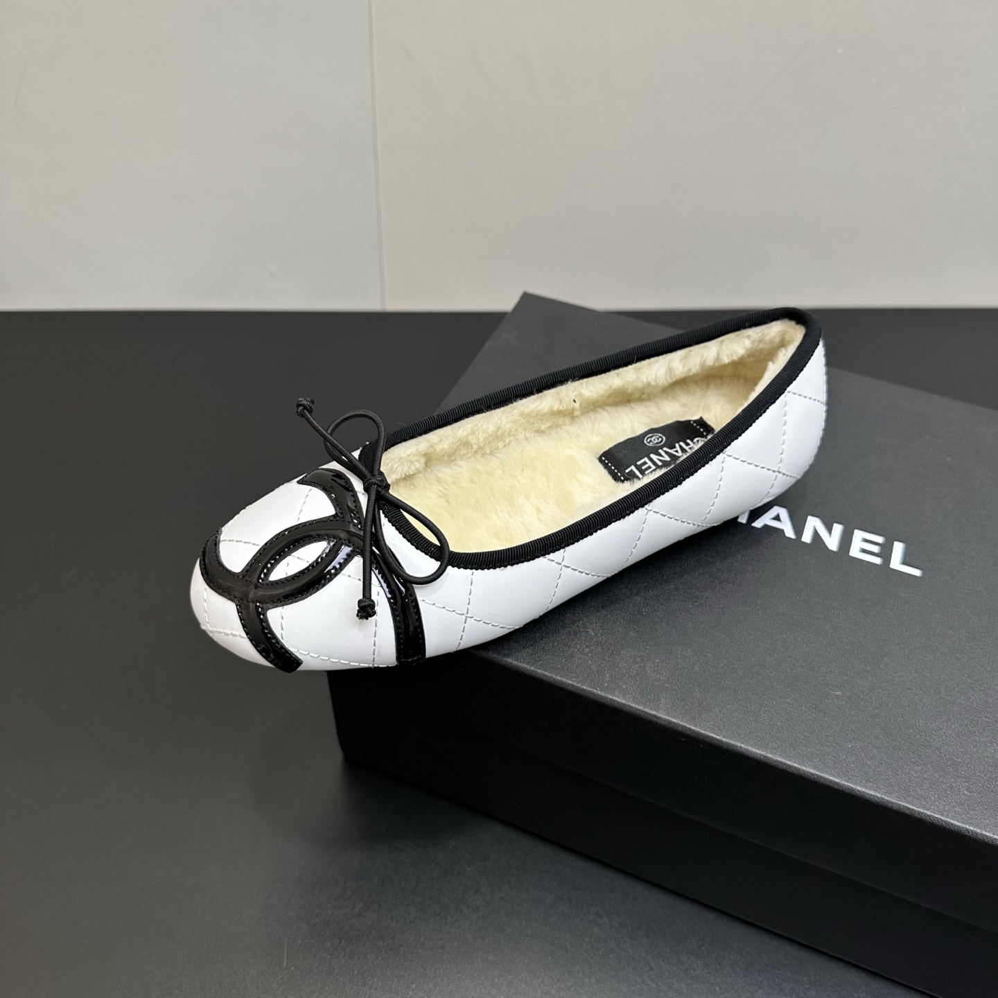 NO:614606,25P Spring and Summer New Chanel Xiaoxiang Second-hand Style Kangpeng Series Ballet Shoes Large Pair C Warm Wool Flat Shoes Retro style is coming, long time no see!  Kangpeng series!  Very popular big double C design, hand stitching is very time-consuming and labor-intensive, unique outsole double stitching method, rose red sole stickers let you inadvertently reveal highlights, outsole stitching will never come off, firm and permanent, retro is classic, rich C flavor will last forever. Comfortable on the feet, suitable for various occasions, with a small heel and easy to walk, great foot feel. Lambskin upper/customized mesh, lining with wool lining, open-molded TPU sole, fitted with Tpu printed Chanel gasket, ABS painted heel  Size 35-39 (40.41 customized, non-refundable), single shoes, chanel, sheepskin1986090925P春夏新款Chanel 小香中古款康鹏系列芭蕾舞鞋大双C保暖羊毛平底单鞋 复古款来袭,好久不见！康鹏系列！非常火的大双C设计,手工车线非常耗时耗力,独特大底双拼做法,玫红色底贴让你不经意露出亮点,大底车线永不脱底牢固永久,复古就是经典,浓郁C味永久流传 上脚舒适 适合各种场合 带点小跟又很好走路 脚感绝了 鞋面小羊皮/定制网纱 内里垫脚羊毛里 鞋底开模TPU鞋底贴合Tpu印刷Chanel垫片,ABS烤漆鞋跟 码数35—39（40.41定做不退换）,单鞋,chanel,sheepskin,Women's Shoes