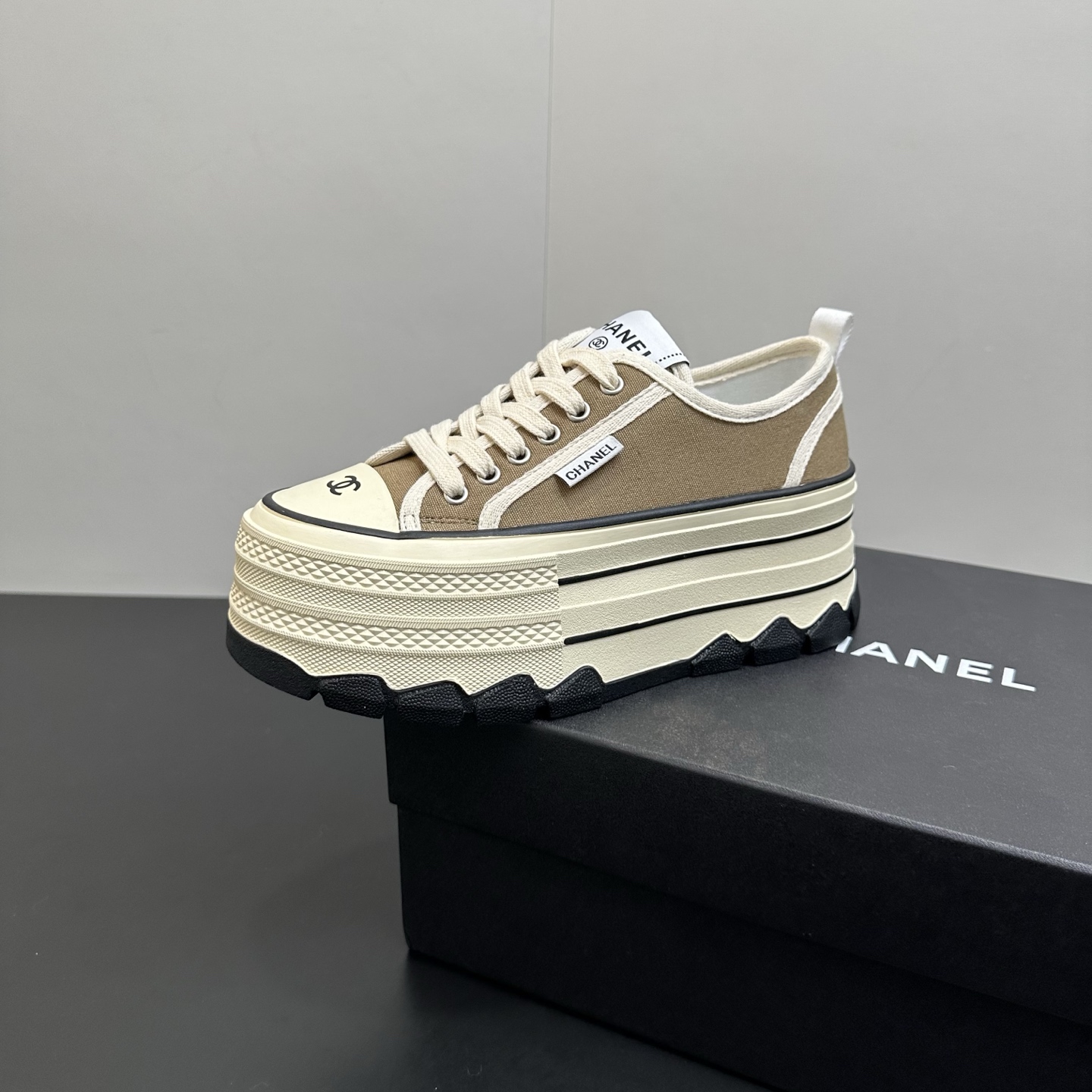 NO:614617,Chanel thick-soled canvas biscuit shoes are a new retro canvas series that presents a relaxed posture and is light in shape to start the summer journey. Continuing ANN ANDELMAN's iconic deconstructed silhouette, the shoe body is presented with simple three-dimensional lines and double A logo. The upper is covered with breathable canvas fabric, and the upper layer is softly injected to improve the foot feel. It adopts a thick rubber sole with a geometric texture and is embellished with rubber edging details. **The leg-lifting effect is comparable to leg plastic surgery. It can easily hold the legs in various styles and wear them casually!  Upper material canvas, lining material cloth, code number 35-39 (40 fixed), boots, chanel, chanel, boots19860909chanel香奈儿厚底帆布饼干鞋 全新复古帆布系列,呈递松弛之姿,轻盈于形开启盛夏之旅. 延续ANN ANDELMAN 标志性解构化廓形,鞋身以简约立体线条及双A logo呈现,鞋面覆盖透气帆布面料,注入上层柔软提升脚感,采用廓形橡胶厚底,几何纹理点缀橡胶包边细节.**拉腿效果堪比腿部整形 巨显腿细腿长各种风格都能轻松hold住 随便搭！ 鞋面材质帆布 内里材质布面 码数35-39（40定）,靴子,chanel,chanel,boots,Women's Shoes