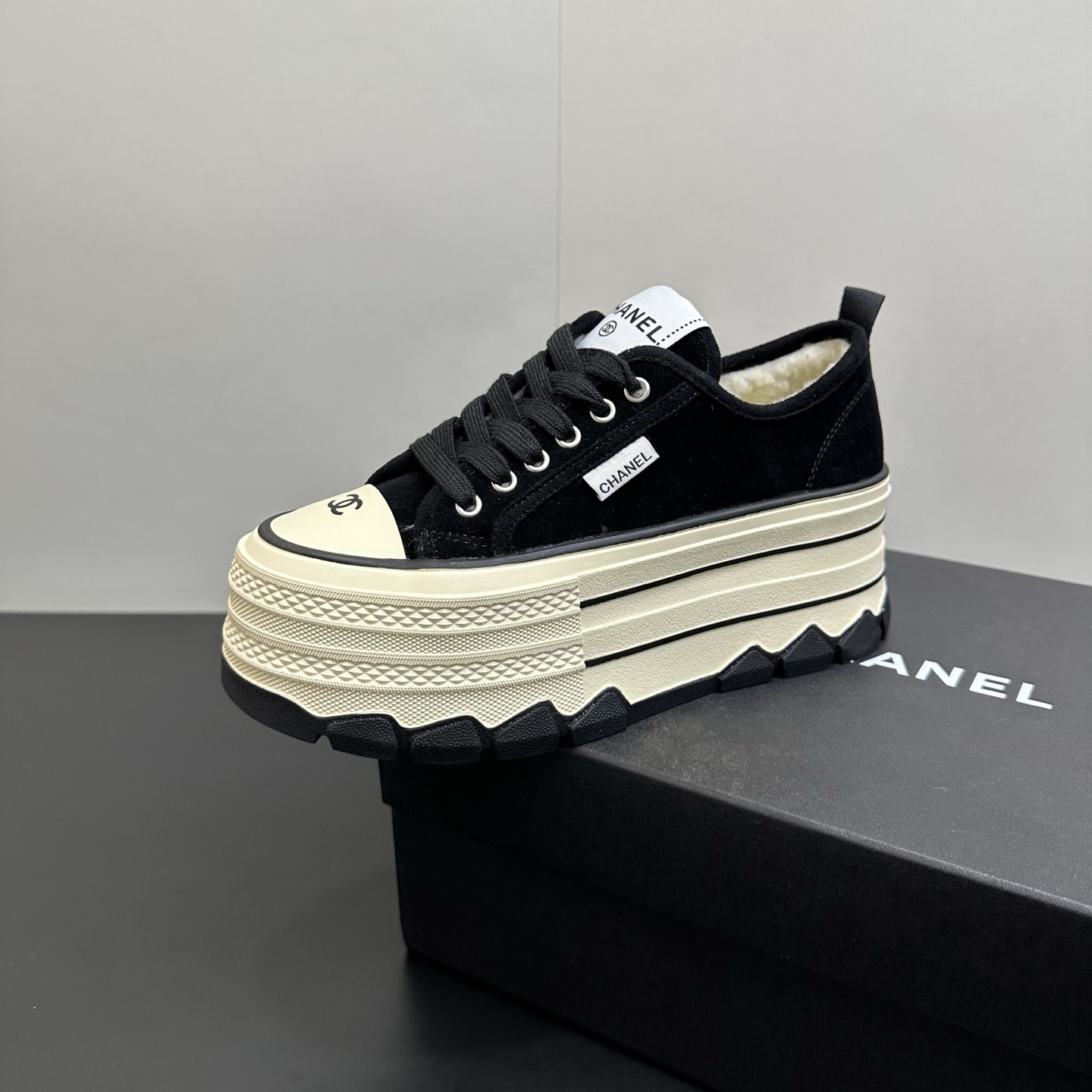 NO:614621,Chanel thick-soled biscuit shoes, a new retro canvas series, present a relaxed posture and lightness in shape to start the summer journey. Continuing the iconic deconstructed silhouette of ANN ANDELMAN, the shoe body is presented with simple three-dimensional lines and double A logo. The upper is covered with breathable canvas fabric, injecting the upper layer of softness to improve the foot feel. It adopts a thick rubber sole with geometric texture and rubber edging details. **The leg-lifting effect is comparable to leg plastic surgery. It can easily hold the legs in various styles and wear them casually!  Upper material nubuck leather, lining material wool lining, size 35-39 (40 fixed), boots, chanel, chanel, boots, cowhide19860909chanel香奈儿厚底饼干鞋 全新复古帆布系列,呈递松弛之姿,轻盈于形开启盛夏之旅. 延续ANN ANDELMAN 标志性解构化廓形,鞋身以简约立体线条及双A logo呈现,鞋面覆盖透气帆布面料,注入上层柔软提升脚感,采用廓形橡胶厚底,几何纹理点缀橡胶包边细节.**拉腿效果堪比腿部整形 巨显腿细腿长各种风格都能轻松hold住 随便搭！ 鞋面材质磨砂牛皮 内里材质羊毛里 码数35-39（40定）,靴子,chanel,chanel,boots,cowhide,Women's Shoes