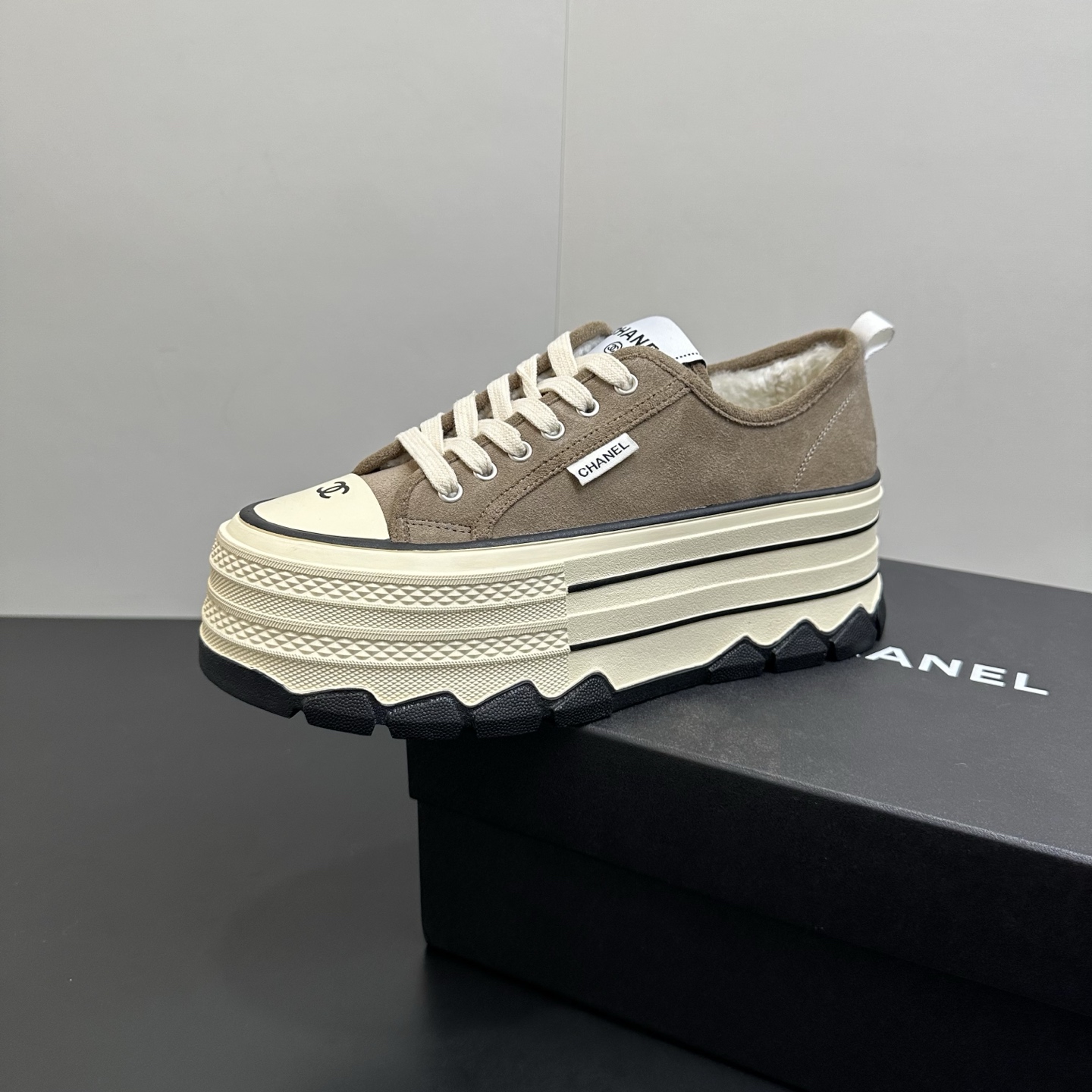 NO:614625,Chanel thick-soled biscuit shoes, a new retro canvas series, present a relaxed posture and lightness to start the summer journey. Continuing the iconic deconstructed silhouette of ANN ANDELMAN, the shoe body is presented with simple three-dimensional lines and double A logo. The upper is covered with breathable canvas fabric, injecting the upper layer of softness to improve the foot feel. It adopts a thick rubber sole with a geometric texture and is embellished with rubber edging details. The leg-lifting effect is comparable to leg plastic surgery. It can easily hold the legs in various styles and wear them casually!  Upper material nubuck cowhide ~ patent leather lining material wool lining size 35-39 (40 fixed), boots, chanel, chanel, boots, cowhide19860909chanel香奈儿厚底饼干鞋 全新复古帆布系列,呈递松弛之姿,轻盈于形开启盛夏之旅. 延续ANN ANDELMAN 标志性解构化廓形,鞋身以简约立体线条及双A logo呈现,鞋面覆盖透气帆布面料,注入上层柔软提升脚感,采用廓形橡胶厚底,几何纹理点缀橡胶包边细节.**拉腿效果堪比腿部整形 巨显腿细腿长各种风格都能轻松hold住 随便搭！ 鞋面材质磨砂牛皮~漆皮 内里材质羊毛里 码数35-39（40定）,靴子,chanel,chanel,boots,cowhide,Women's Shoes